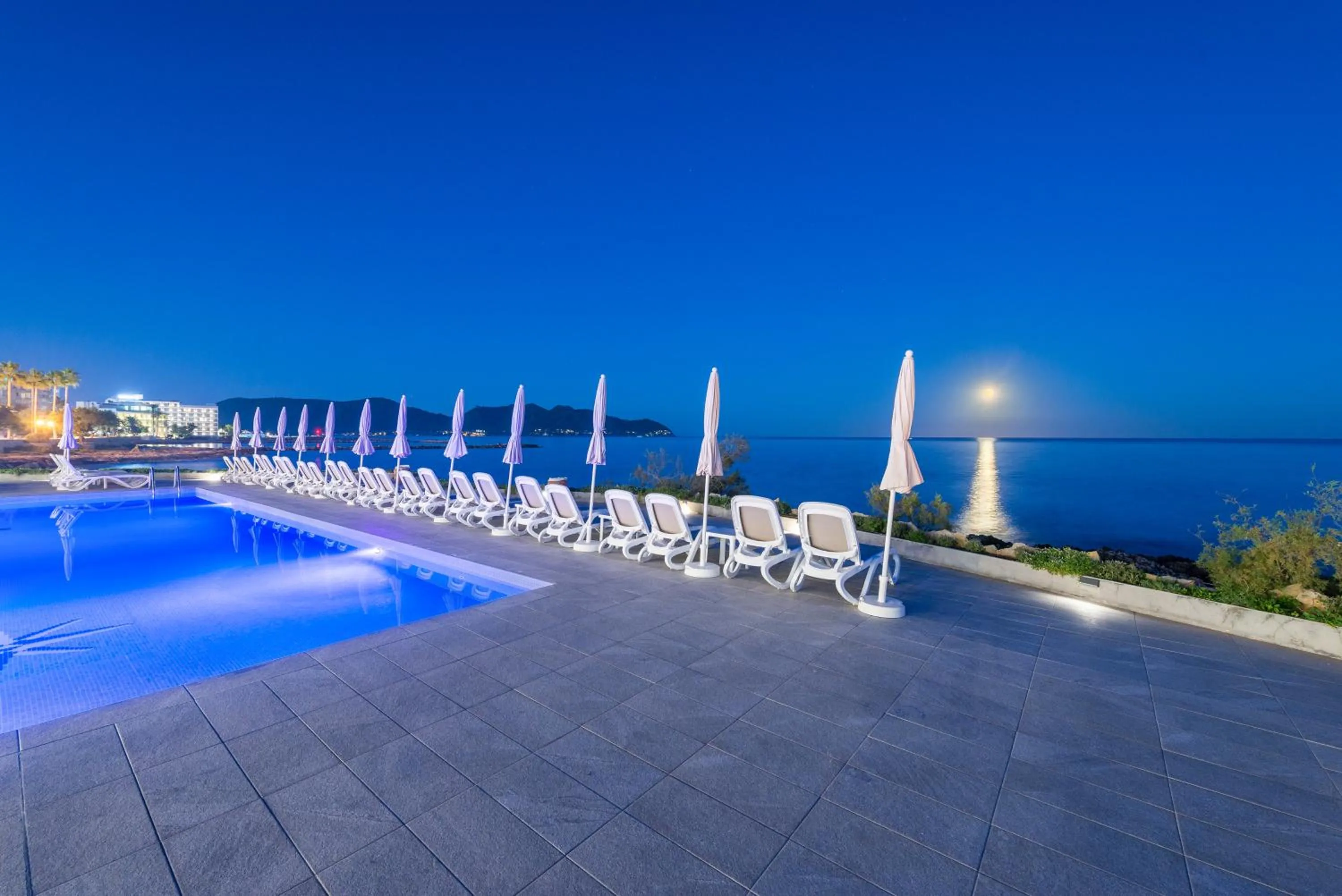 Swimming pool in Hotel Atolon & Kaafu Beach Club