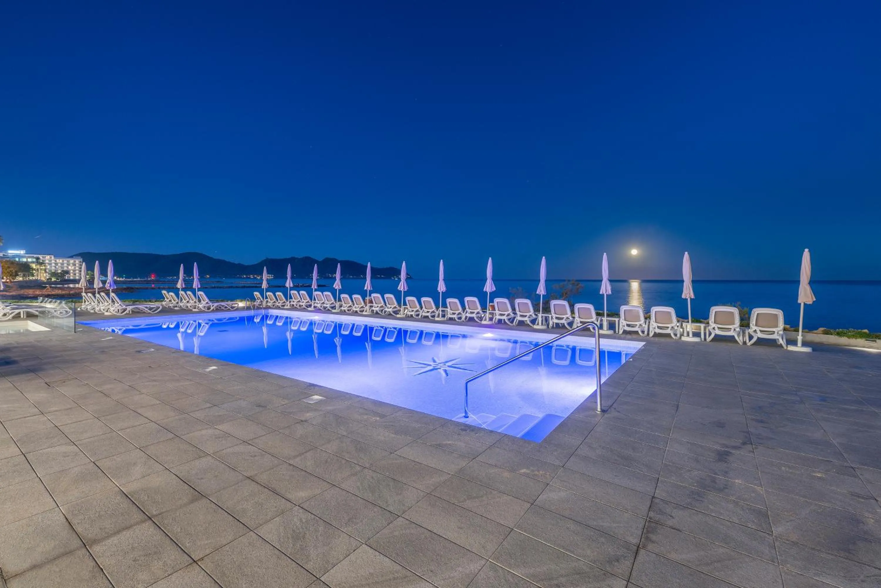 Swimming pool in Hotel Atolon & Kaafu Beach Club