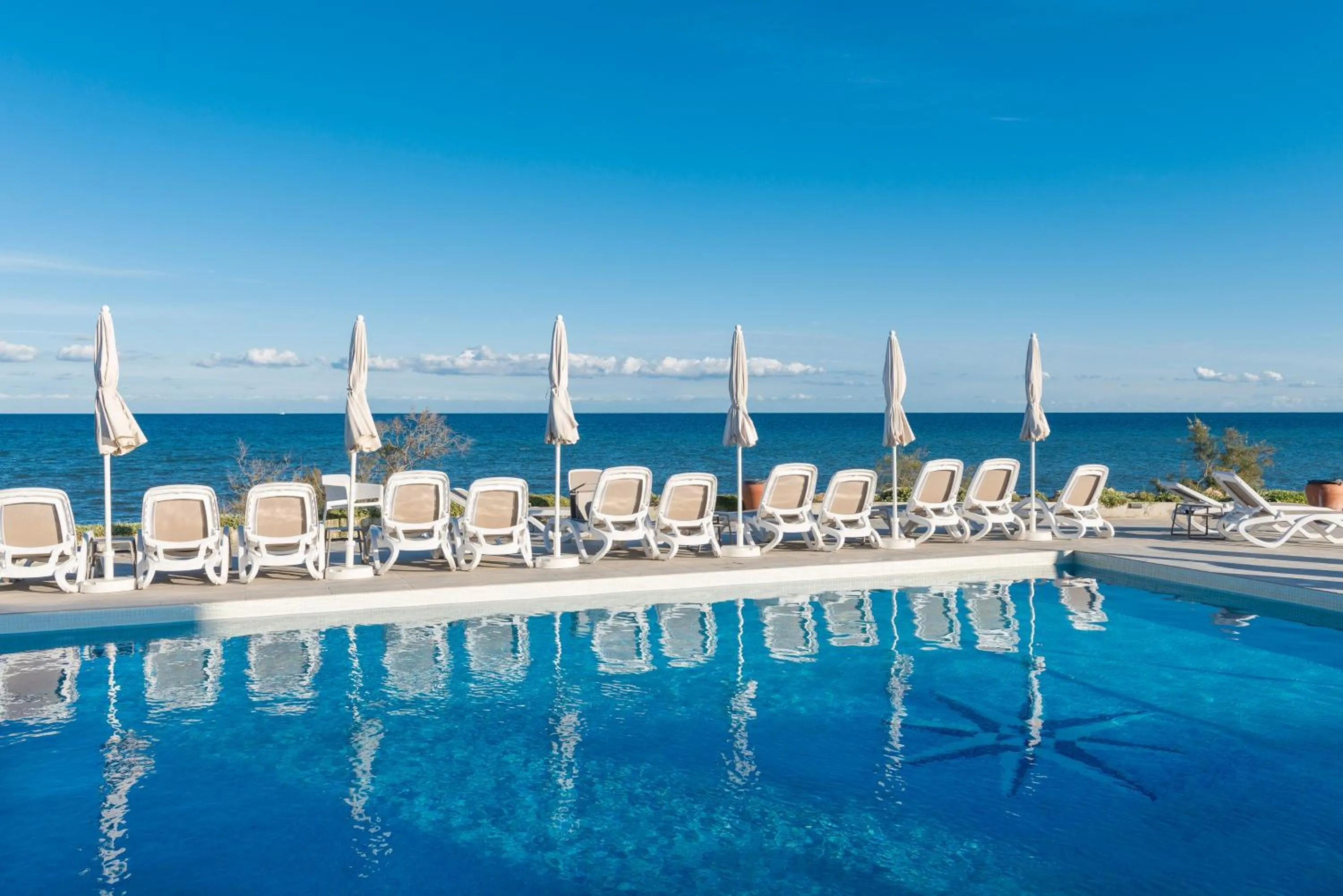 Swimming pool in Hotel Atolon & Kaafu Beach Club