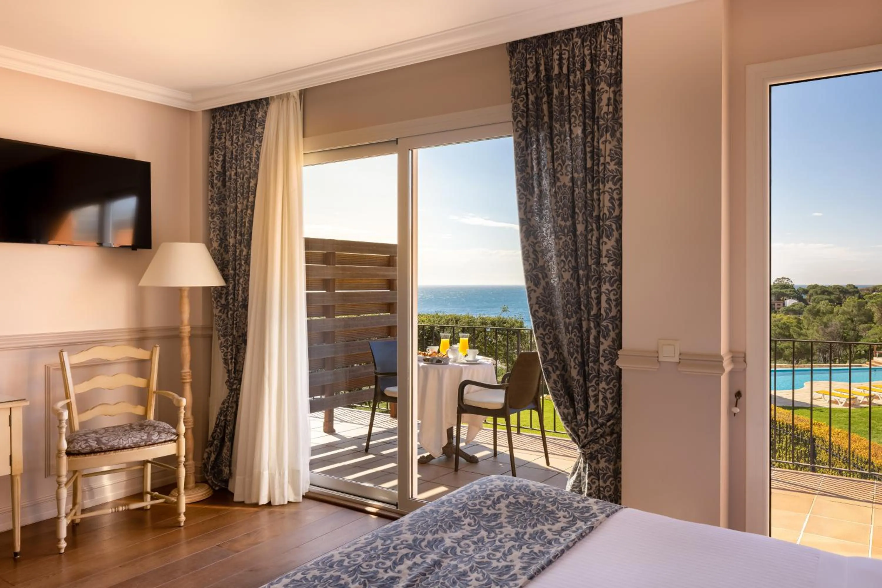 Photo of the whole room, Bed in Hotel BlauMar Llafranc