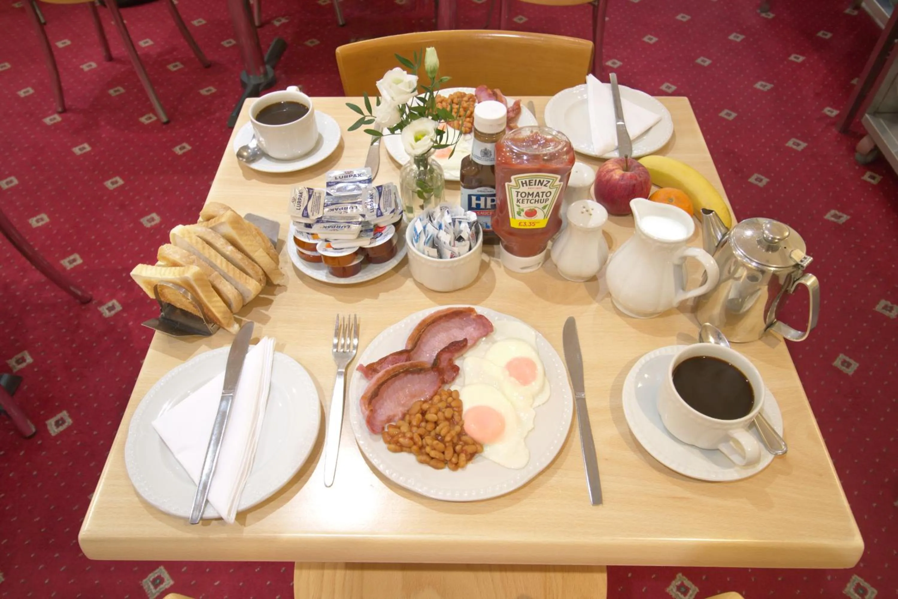 Food and drinks in Balmoral House Hotel