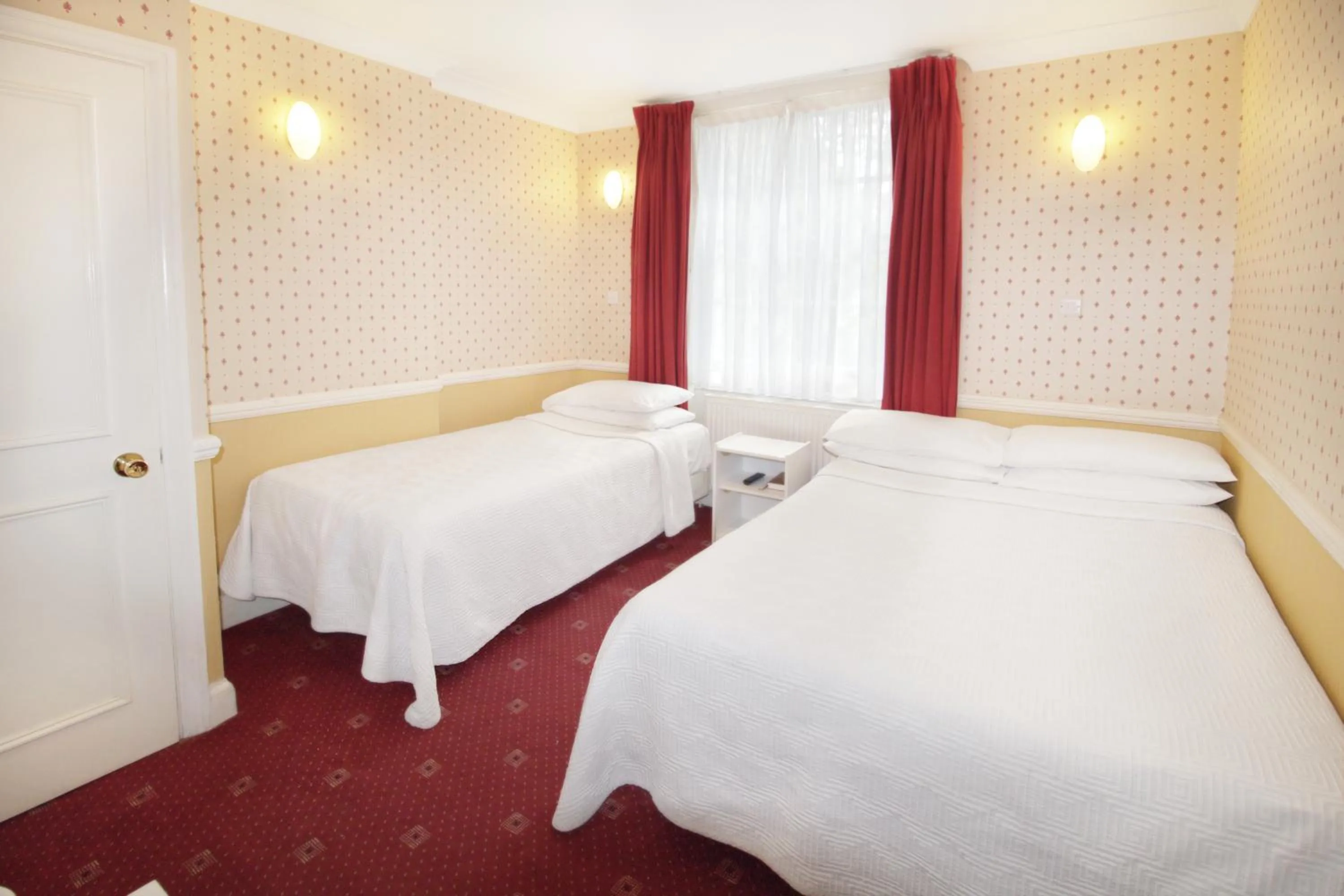 Photo of the whole room, Bed in Balmoral House Hotel