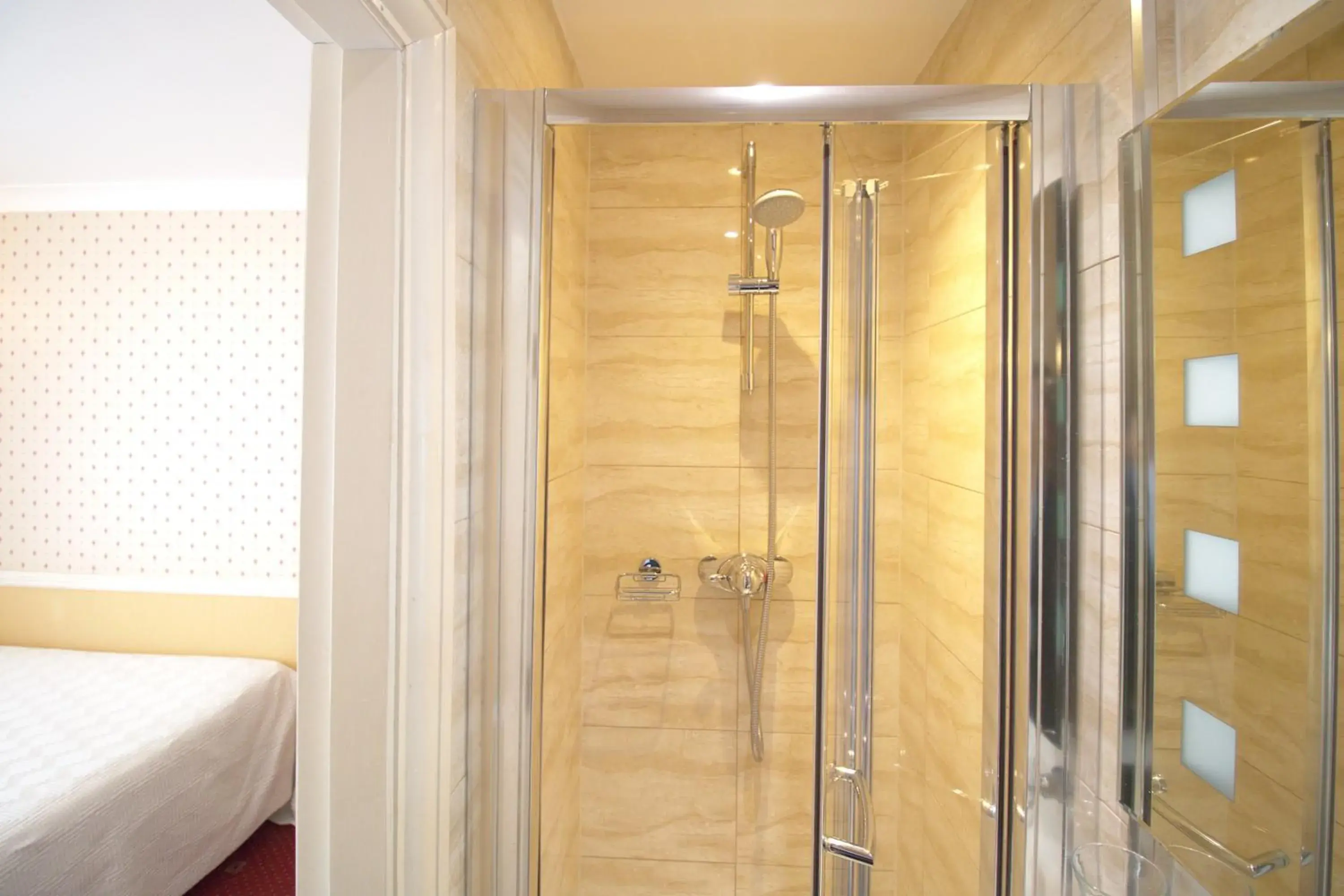 Shower in Balmoral House Hotel Shower in Balmoral House Hotel