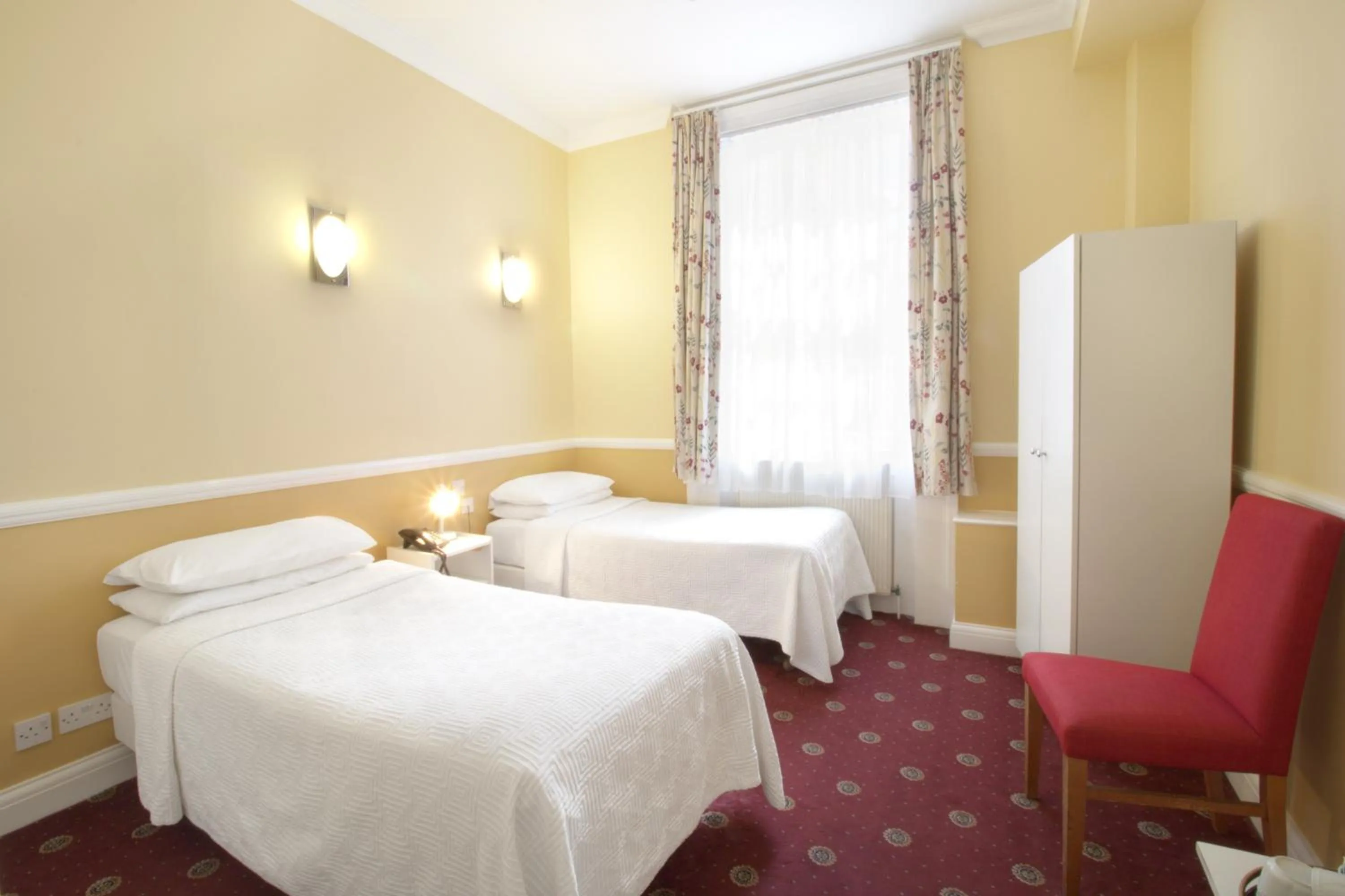 Photo of the whole room, Bed in Balmoral House Hotel