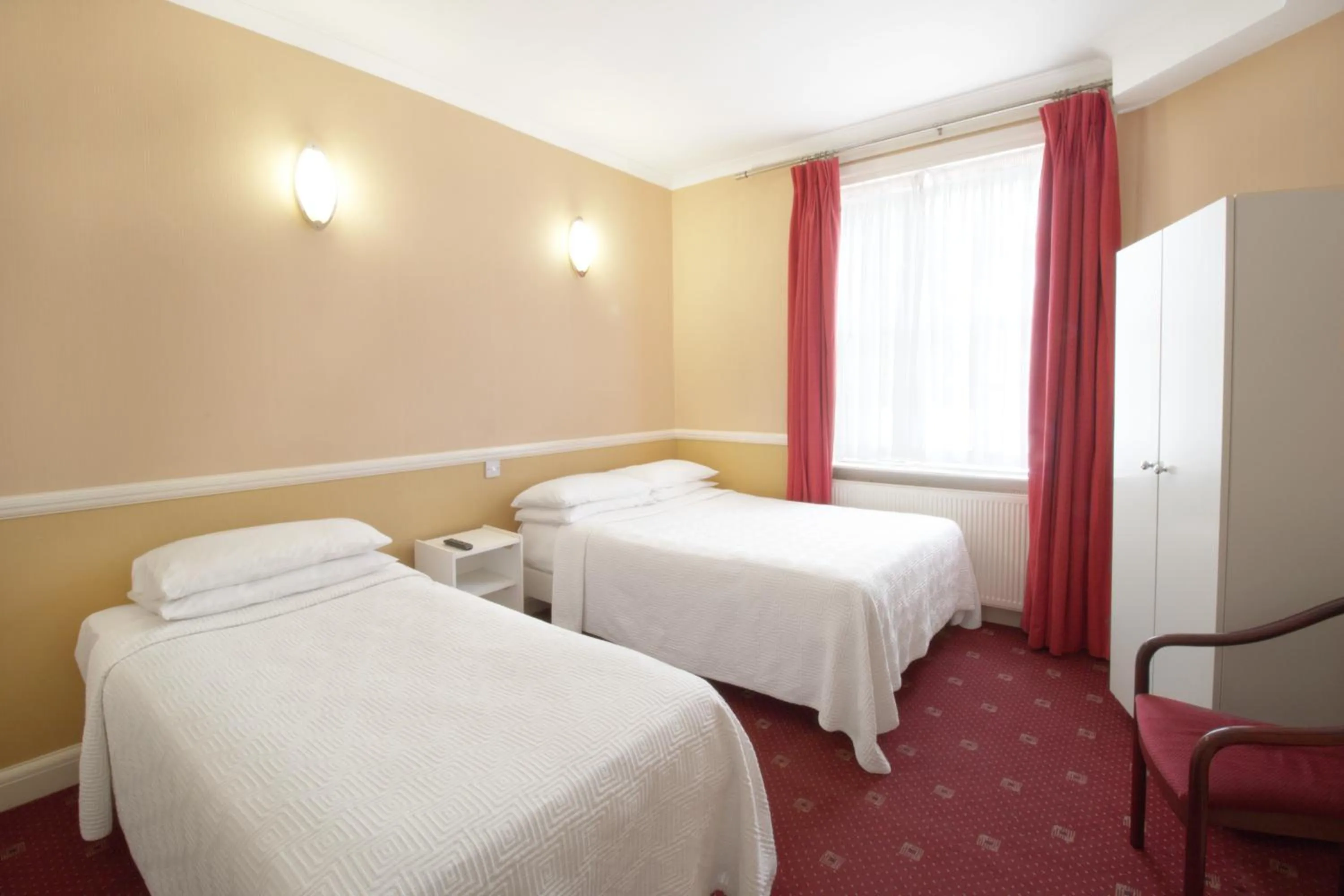 Photo of the whole room, Bed in Balmoral House Hotel