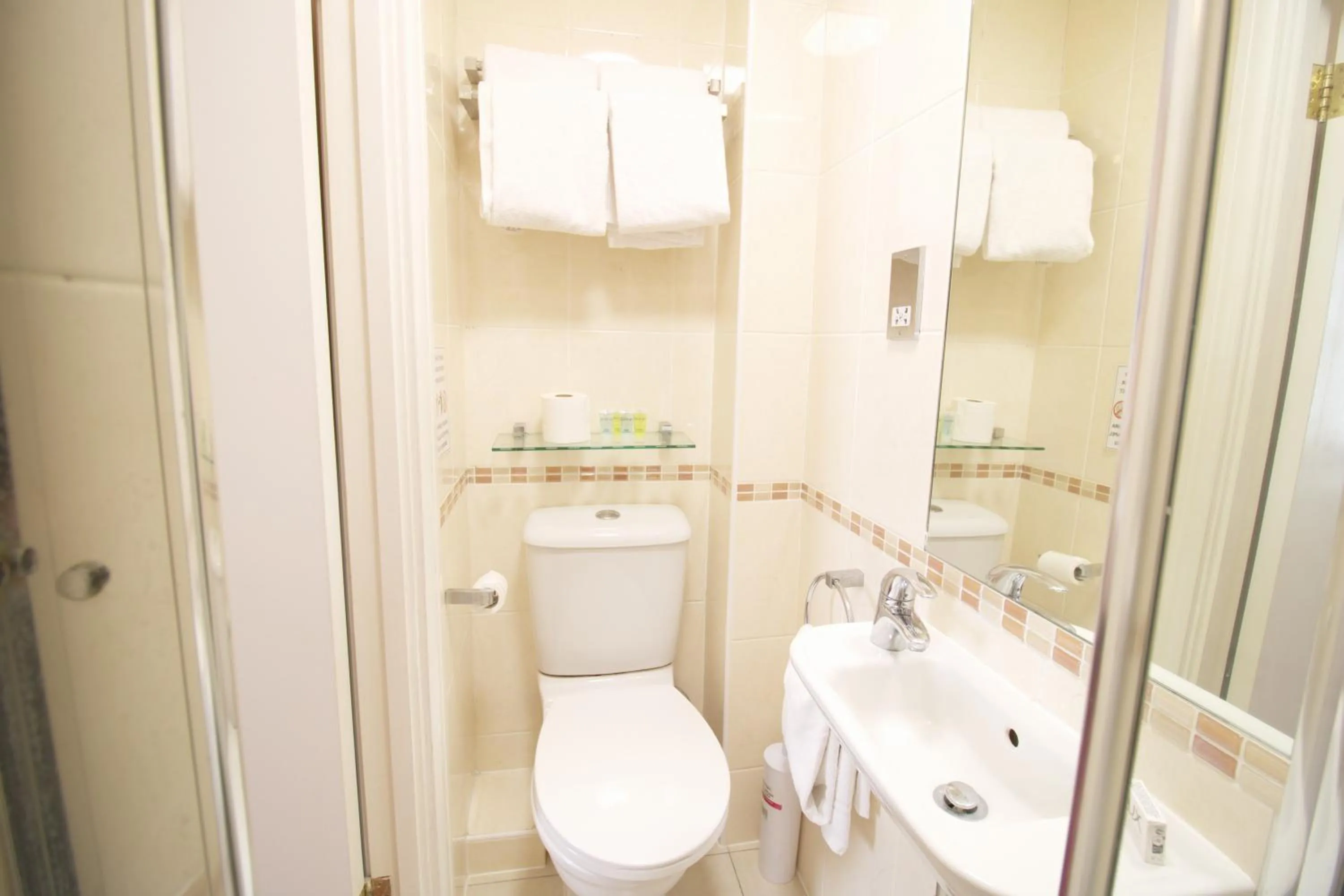 Toilet in Balmoral House Hotel
