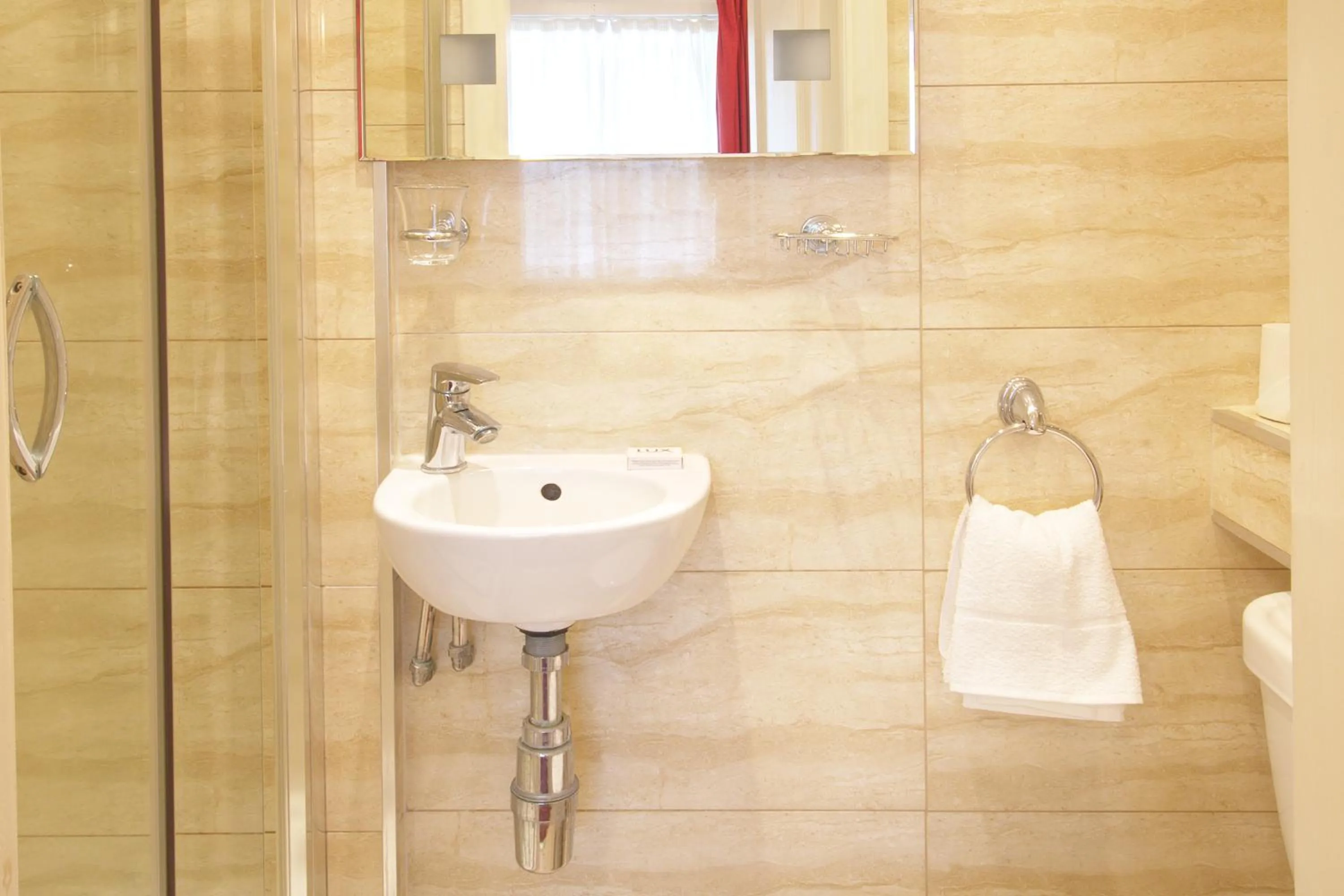 Toilet in Balmoral House Hotel