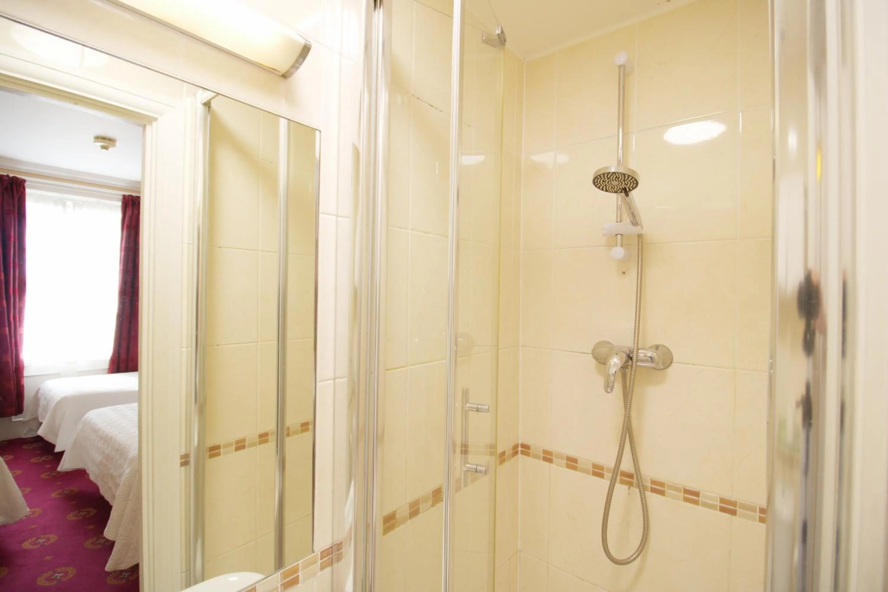 Toilet in Balmoral House Hotel