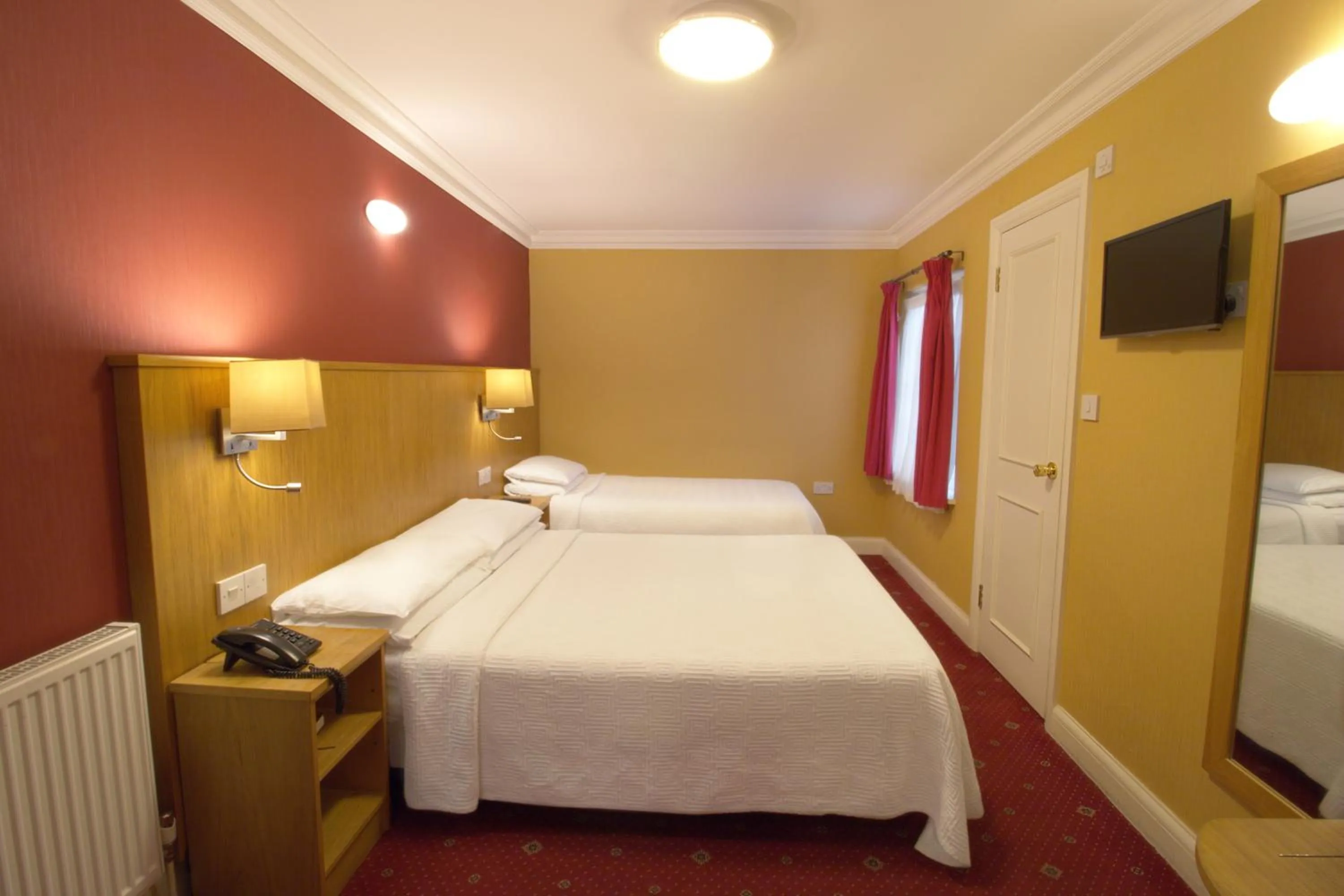 Photo of the whole room, Bed in Balmoral House Hotel