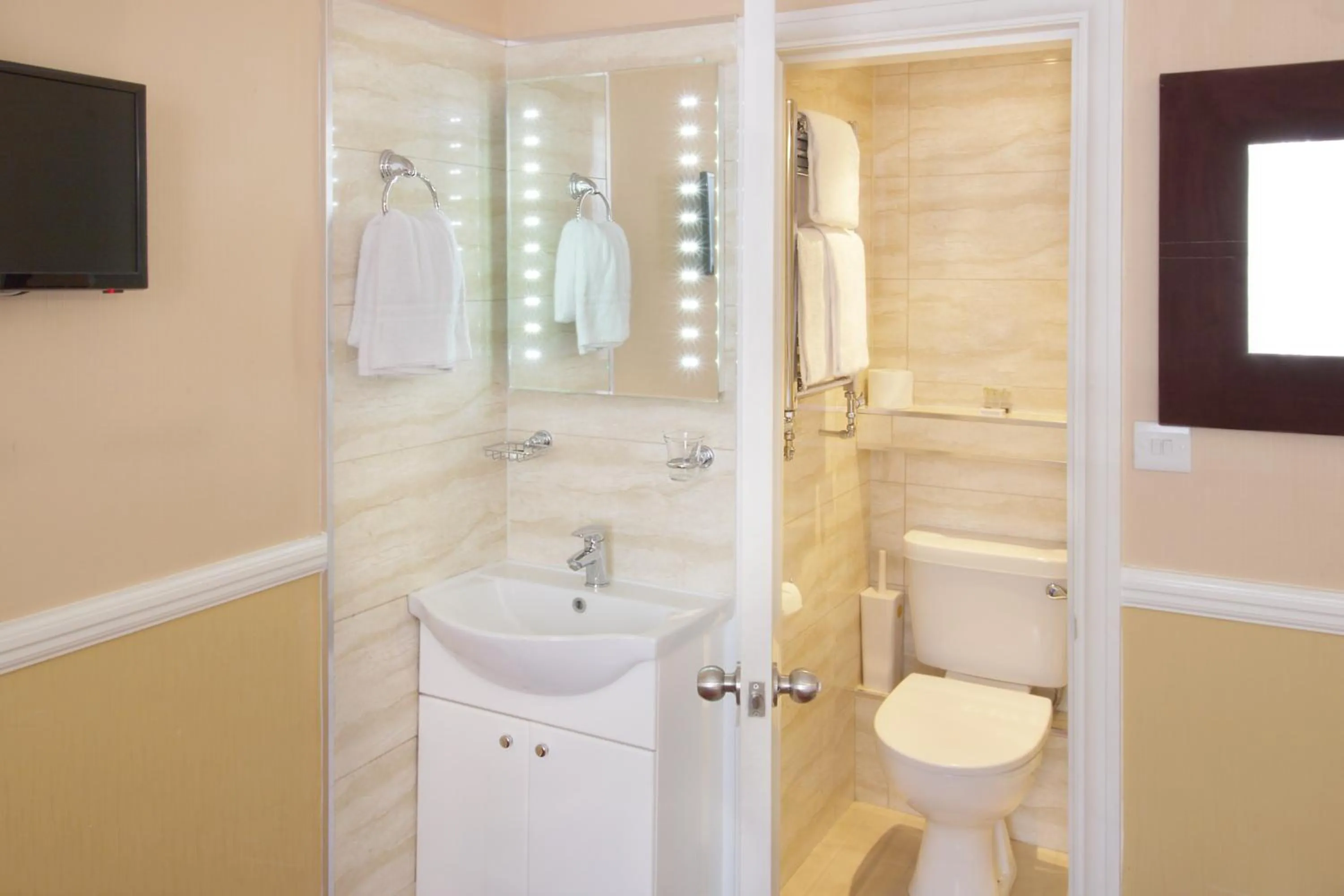 Toilet in Balmoral House Hotel