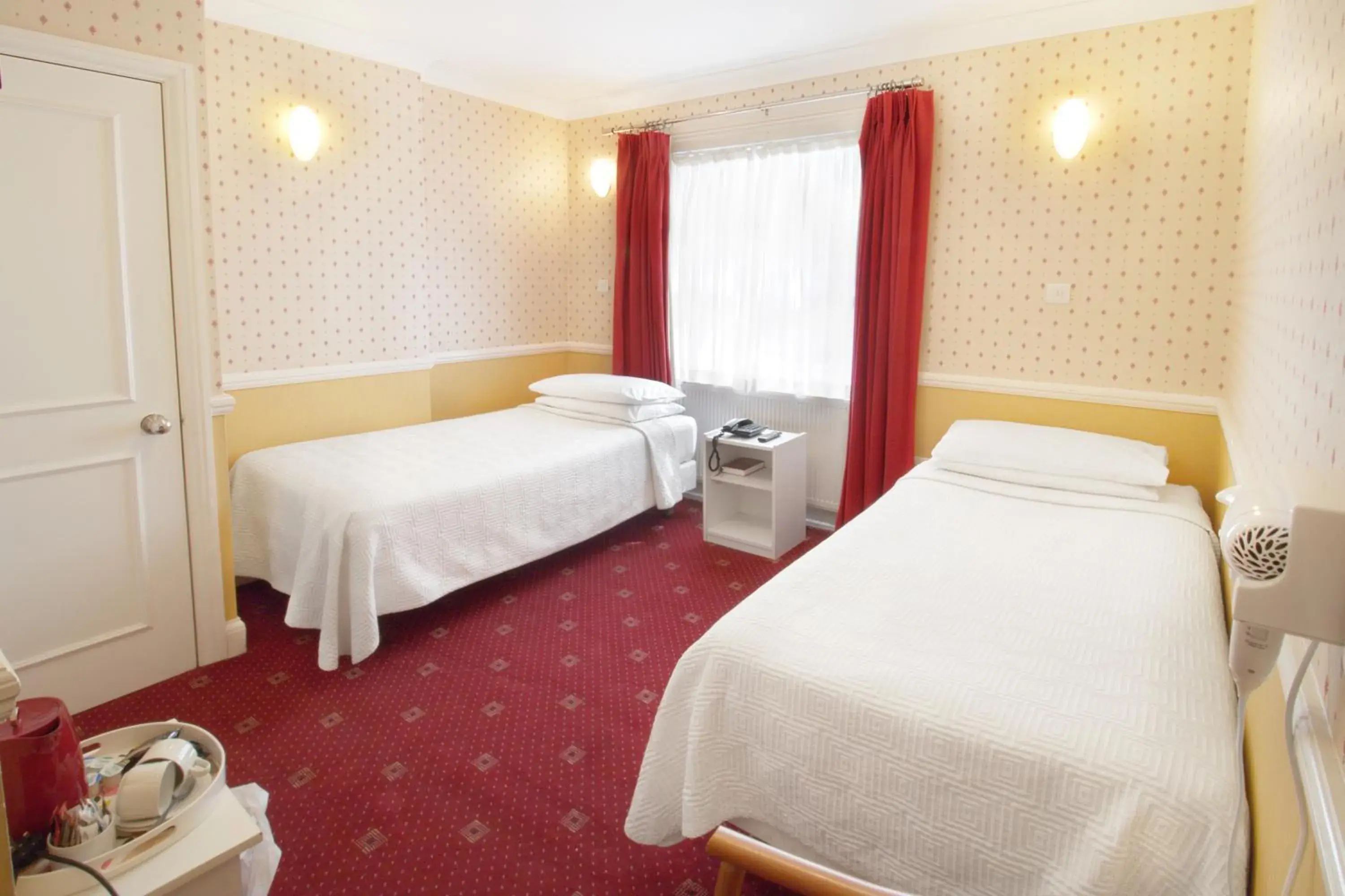 Photo of the whole room, Bed in Balmoral House Hotel Photo of the whole room, Bed in Balmoral House Hotel