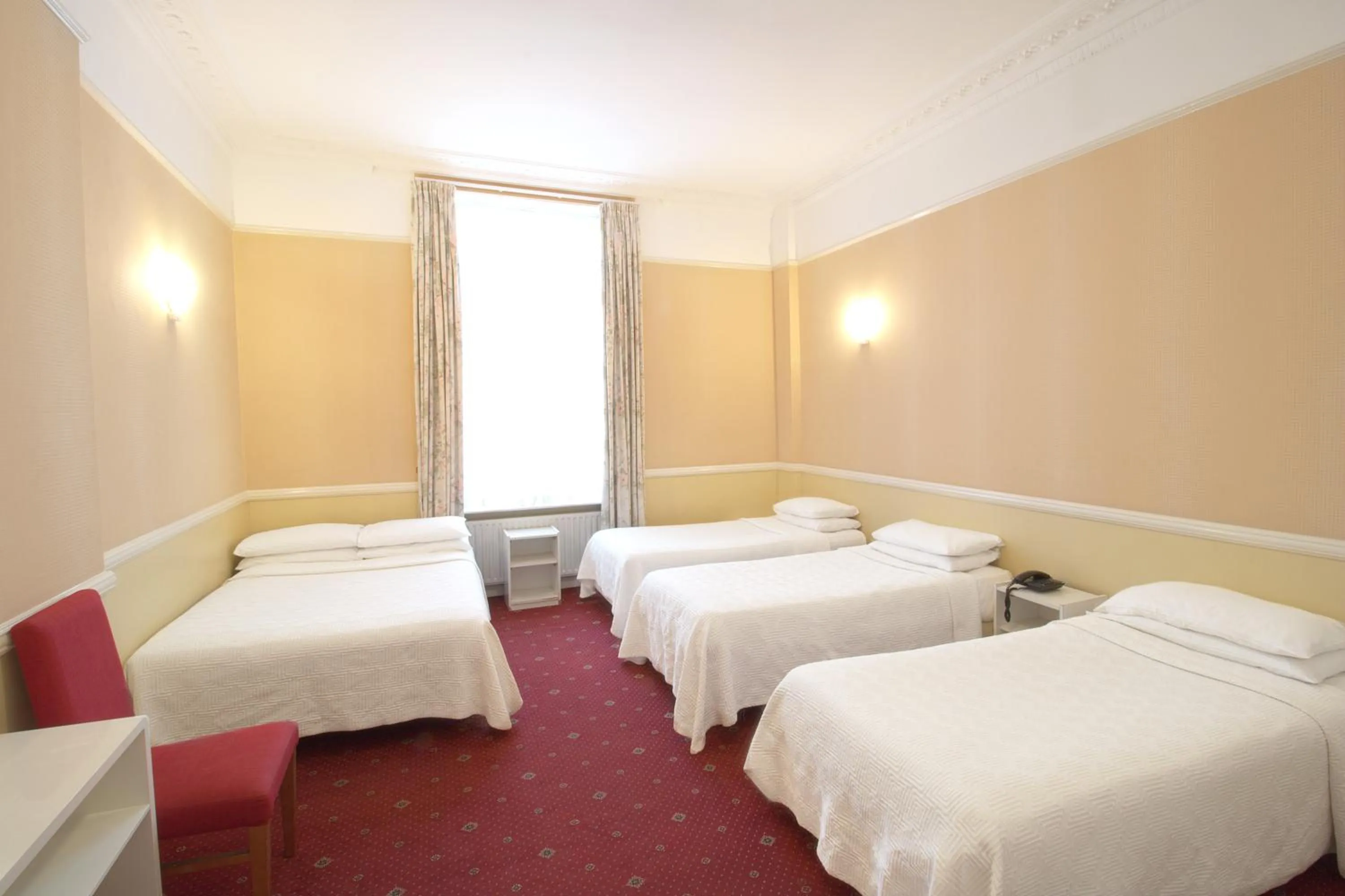 Photo of the whole room, Bed in Balmoral House Hotel