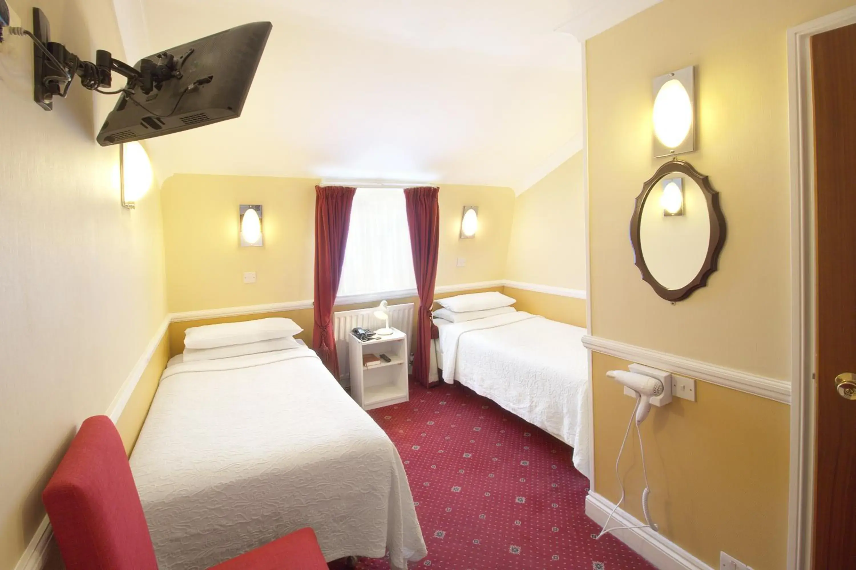 Photo of the whole room, Bed in Balmoral House Hotel Photo of the whole room, Bed in Balmoral House Hotel