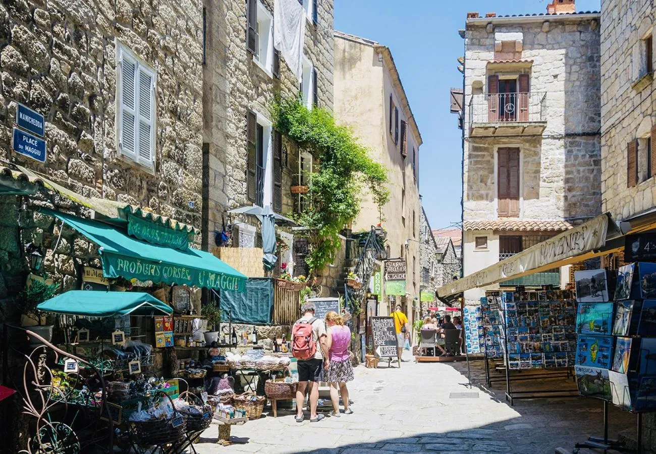 Nearby landmark in Hôtel du Golfe