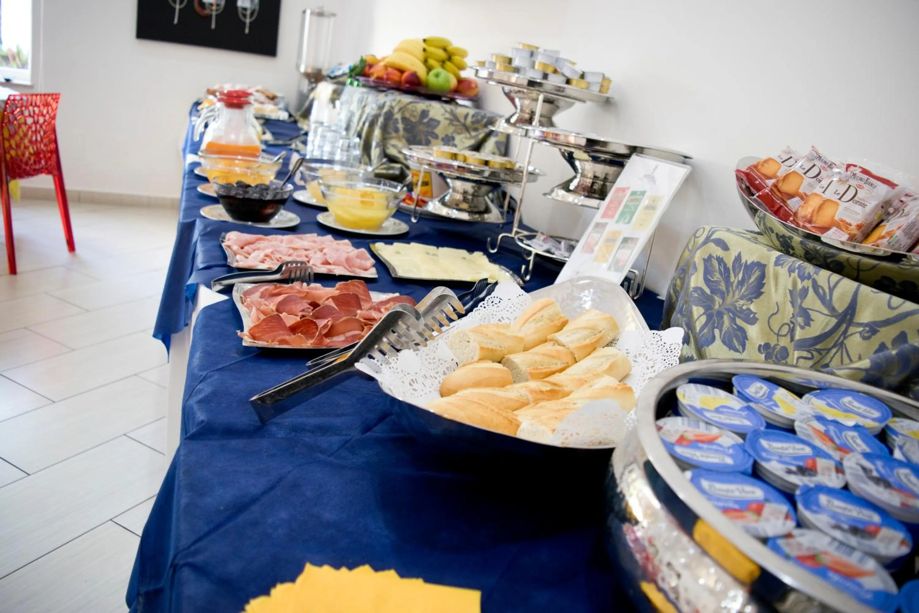 Communal lounge/ TV room in Hotel The Queen