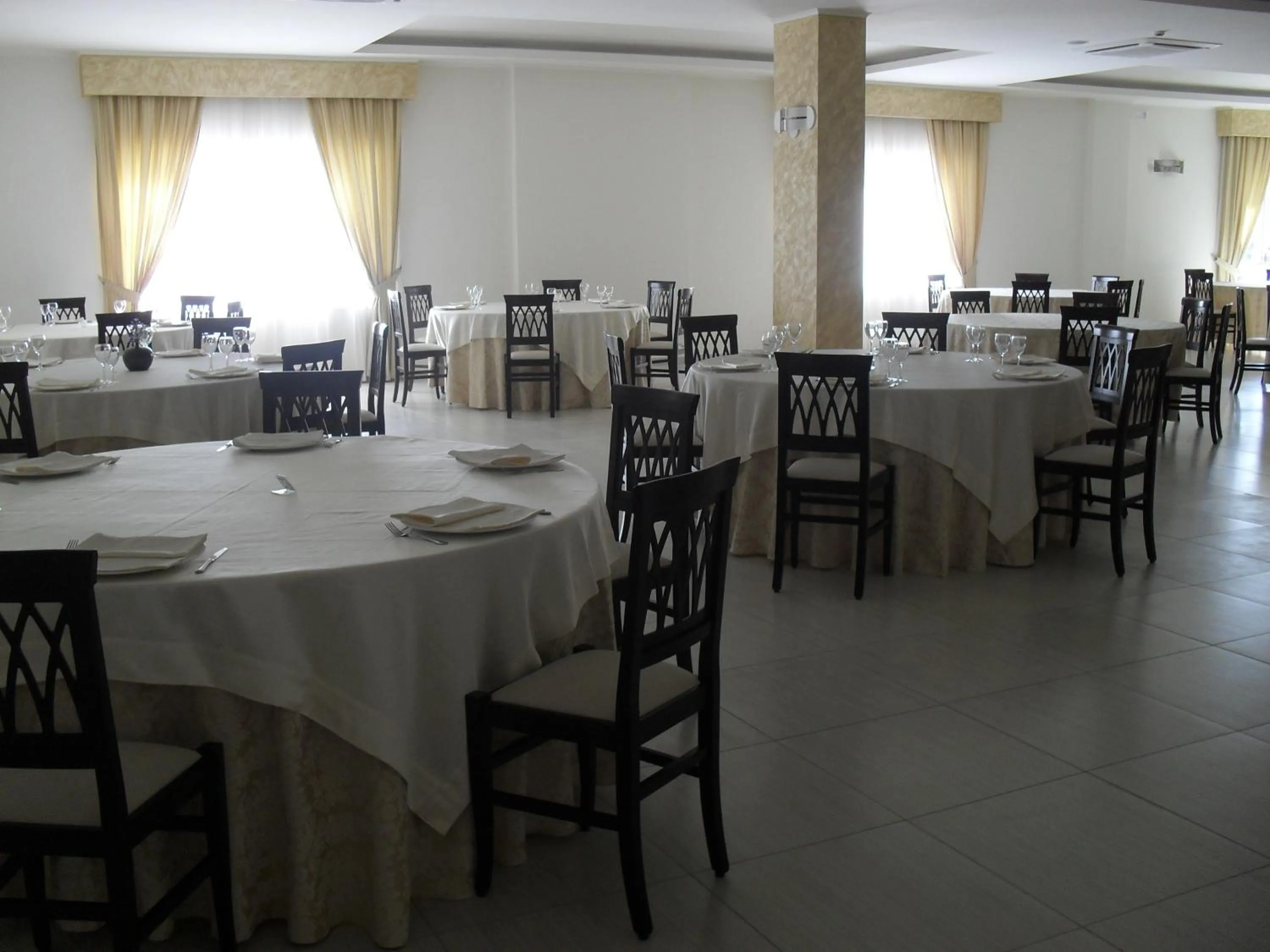 Restaurant/places to eat in Hotel The Queen