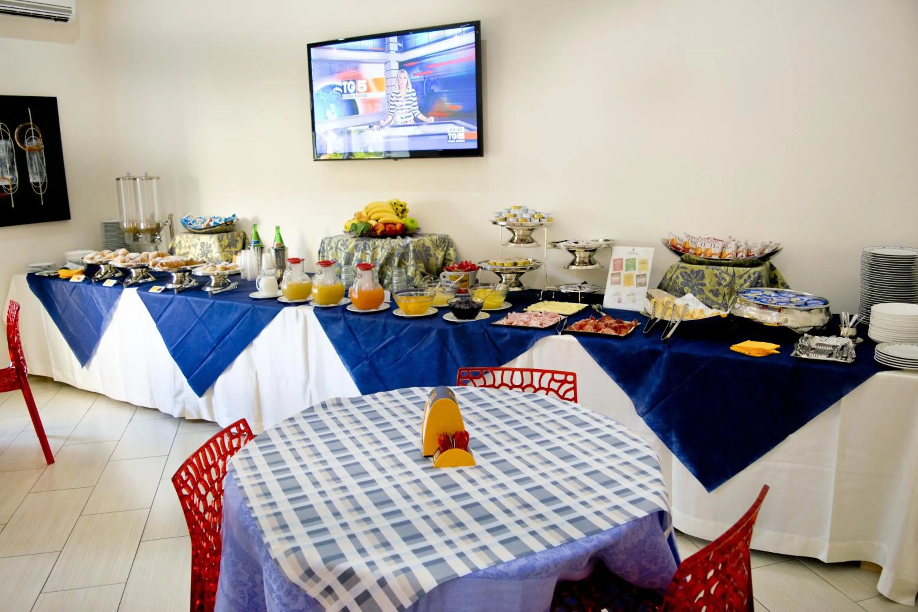 Communal lounge/ TV room in Hotel The Queen