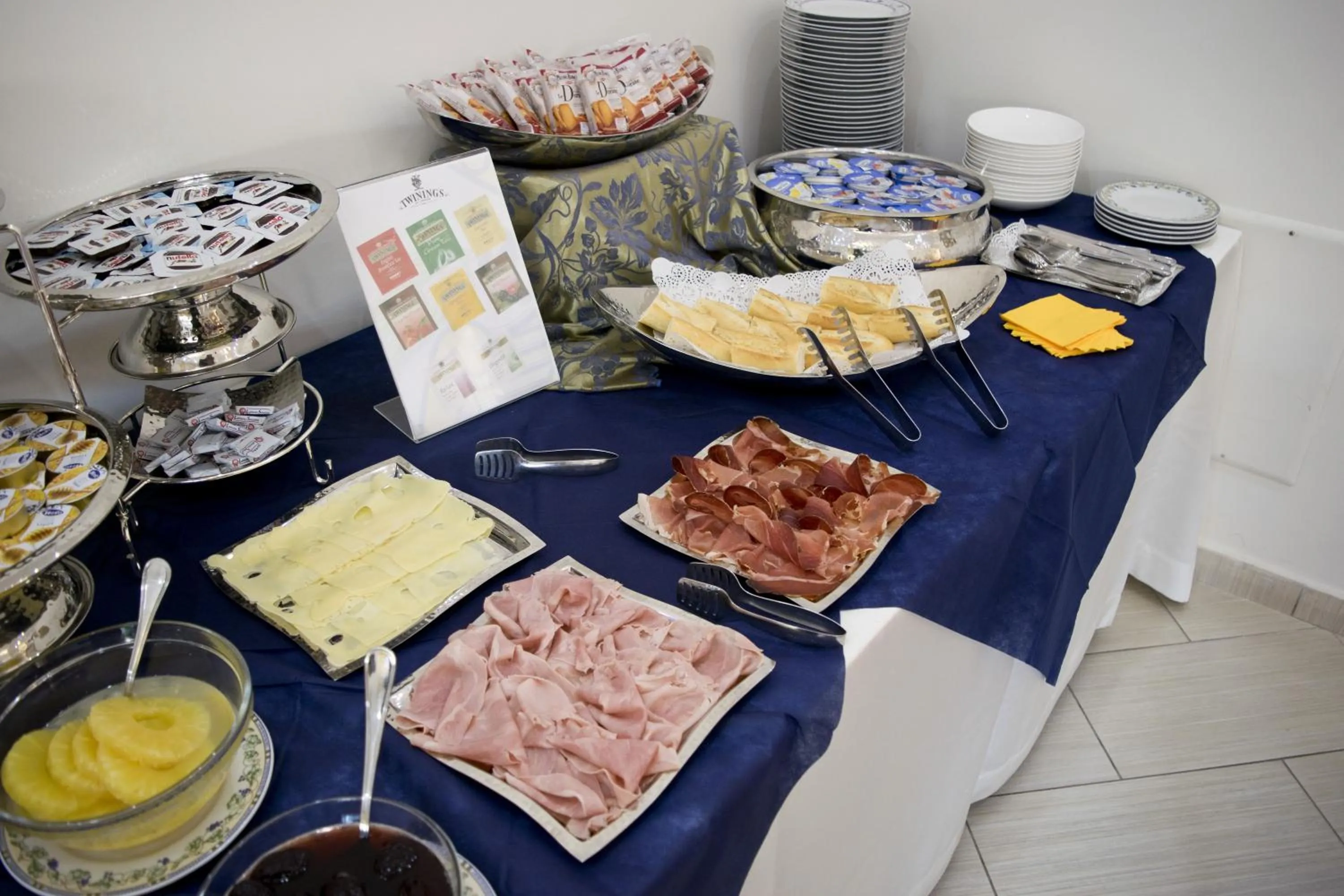 Communal lounge/ TV room in Hotel The Queen