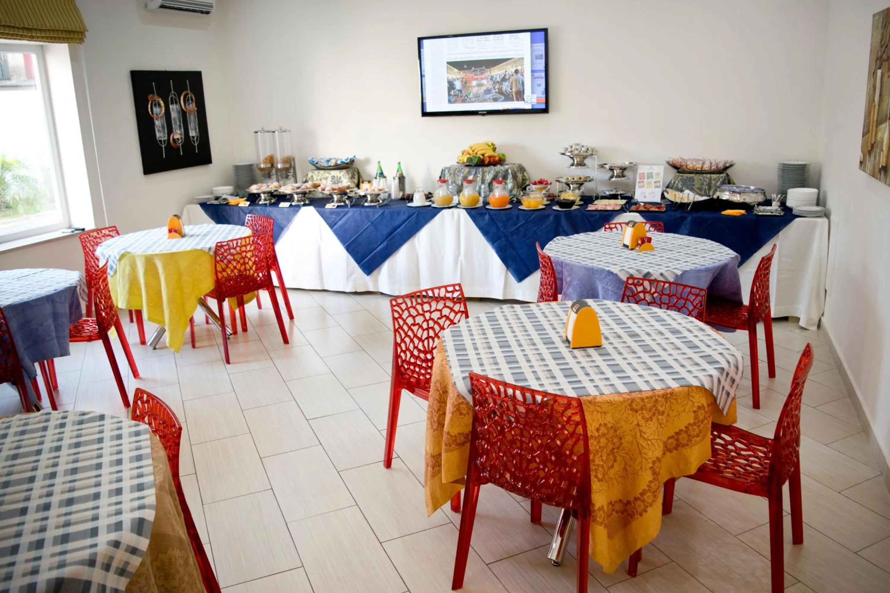 Communal lounge/ TV room in Hotel The Queen