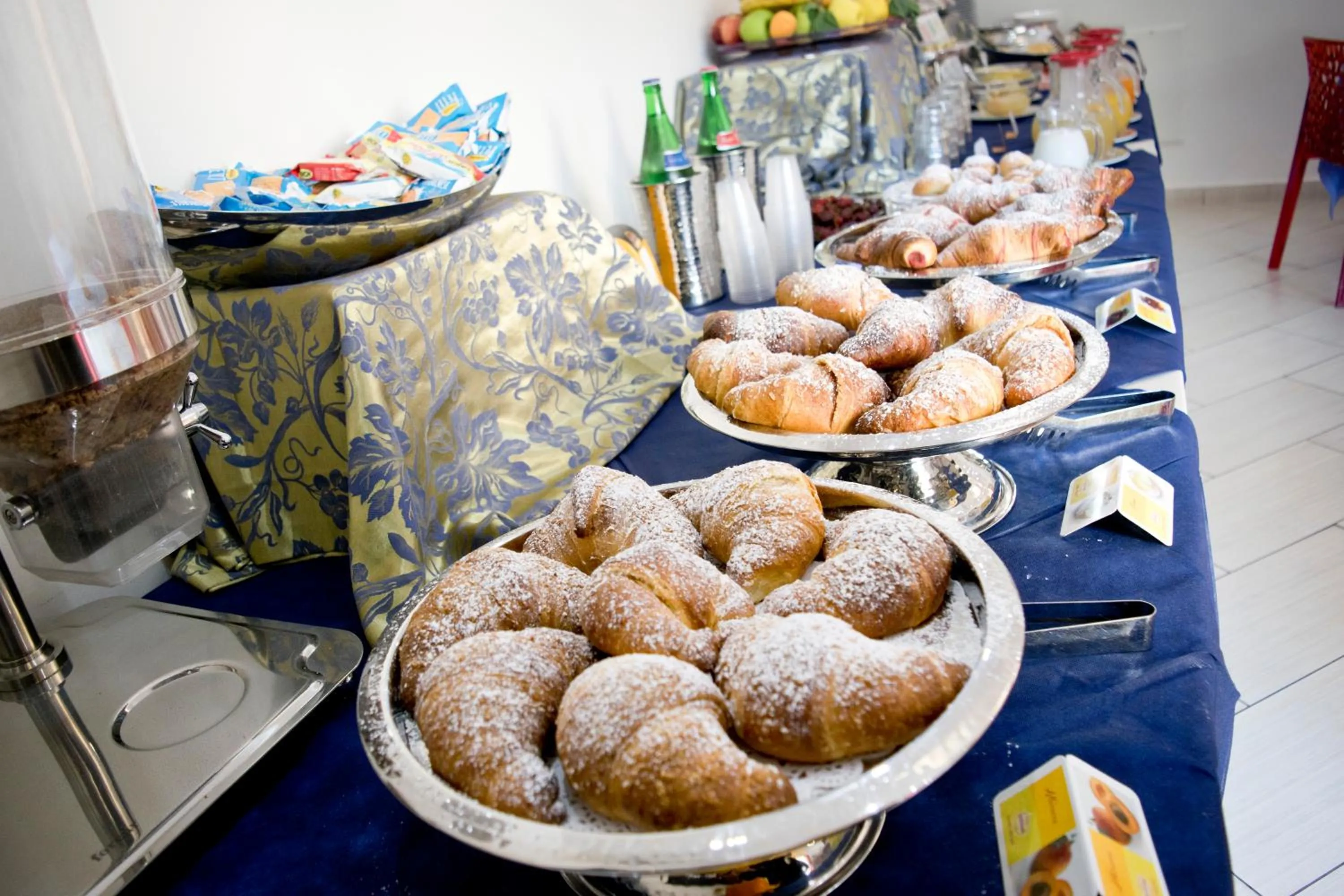 Communal lounge/ TV room in Hotel The Queen