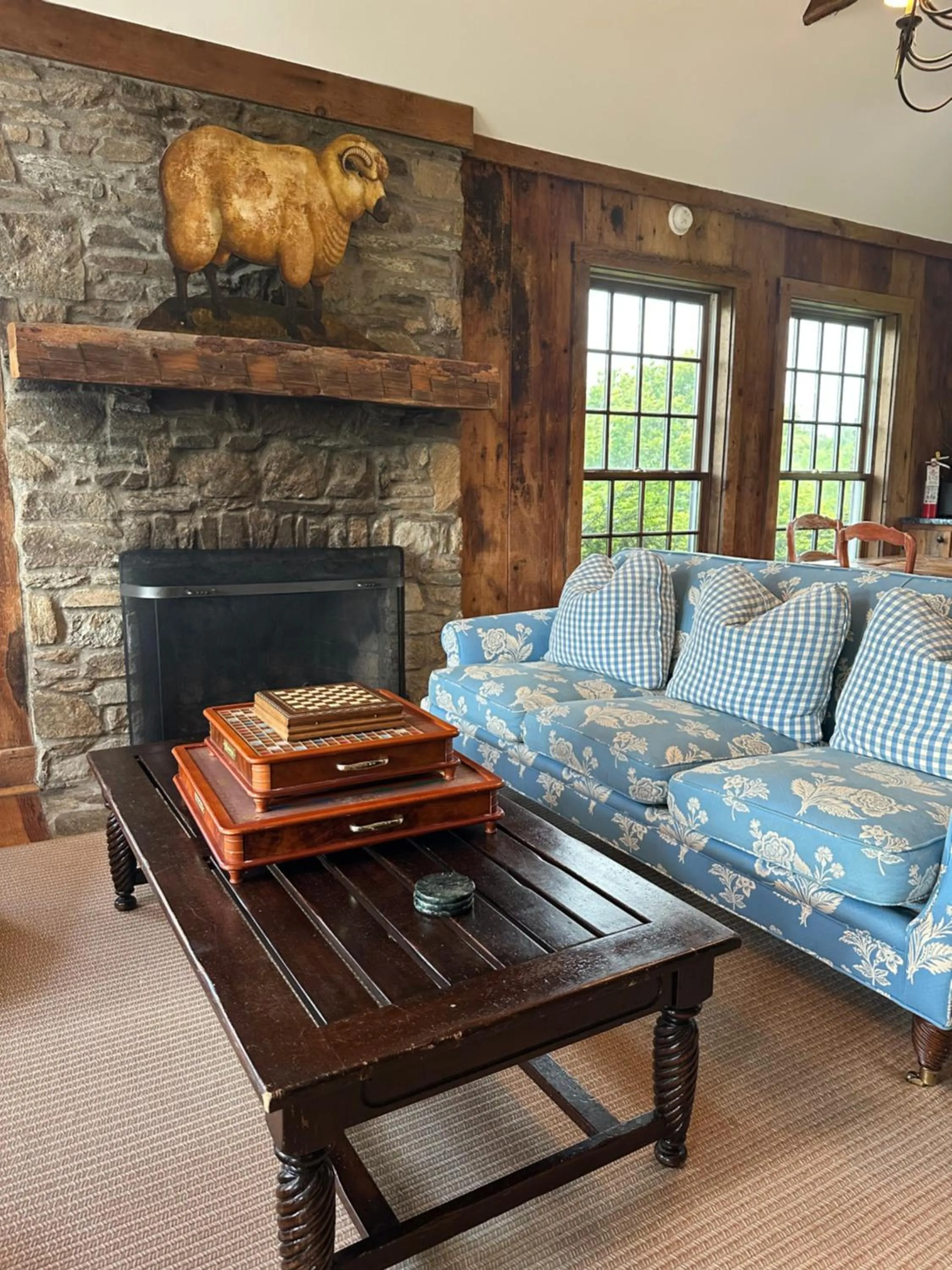 Communal lounge/ TV room in Goodstone Inn & Restaurant