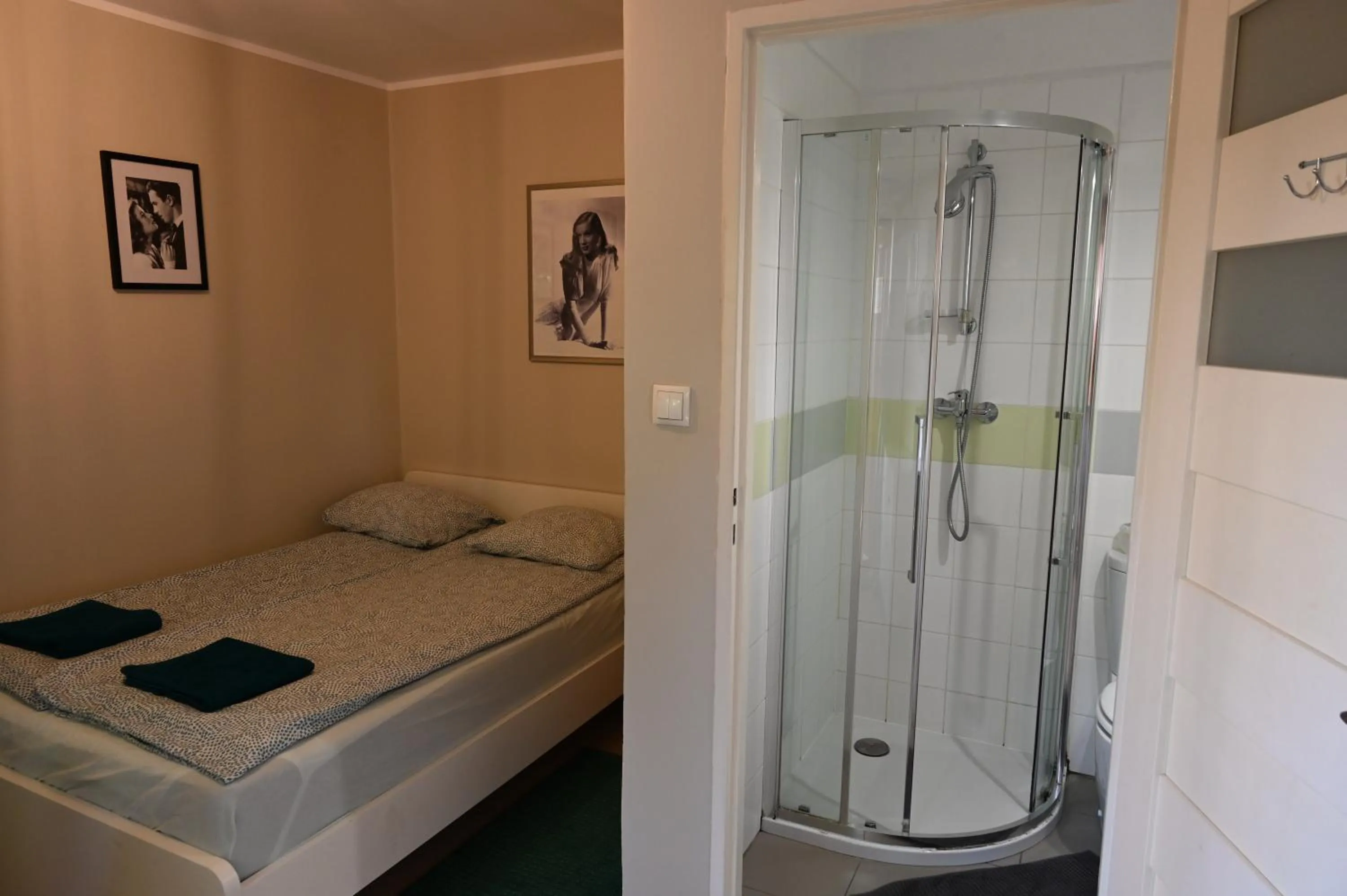 Shower, Bed in Pepe Hostel