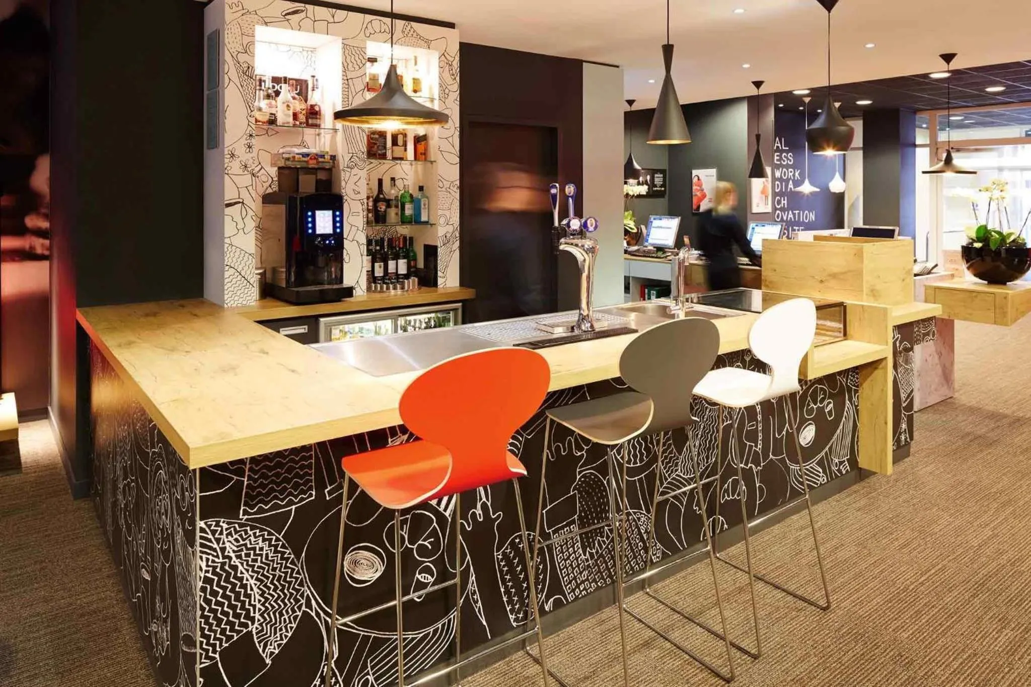 Lounge or bar in ibis Reading Centre