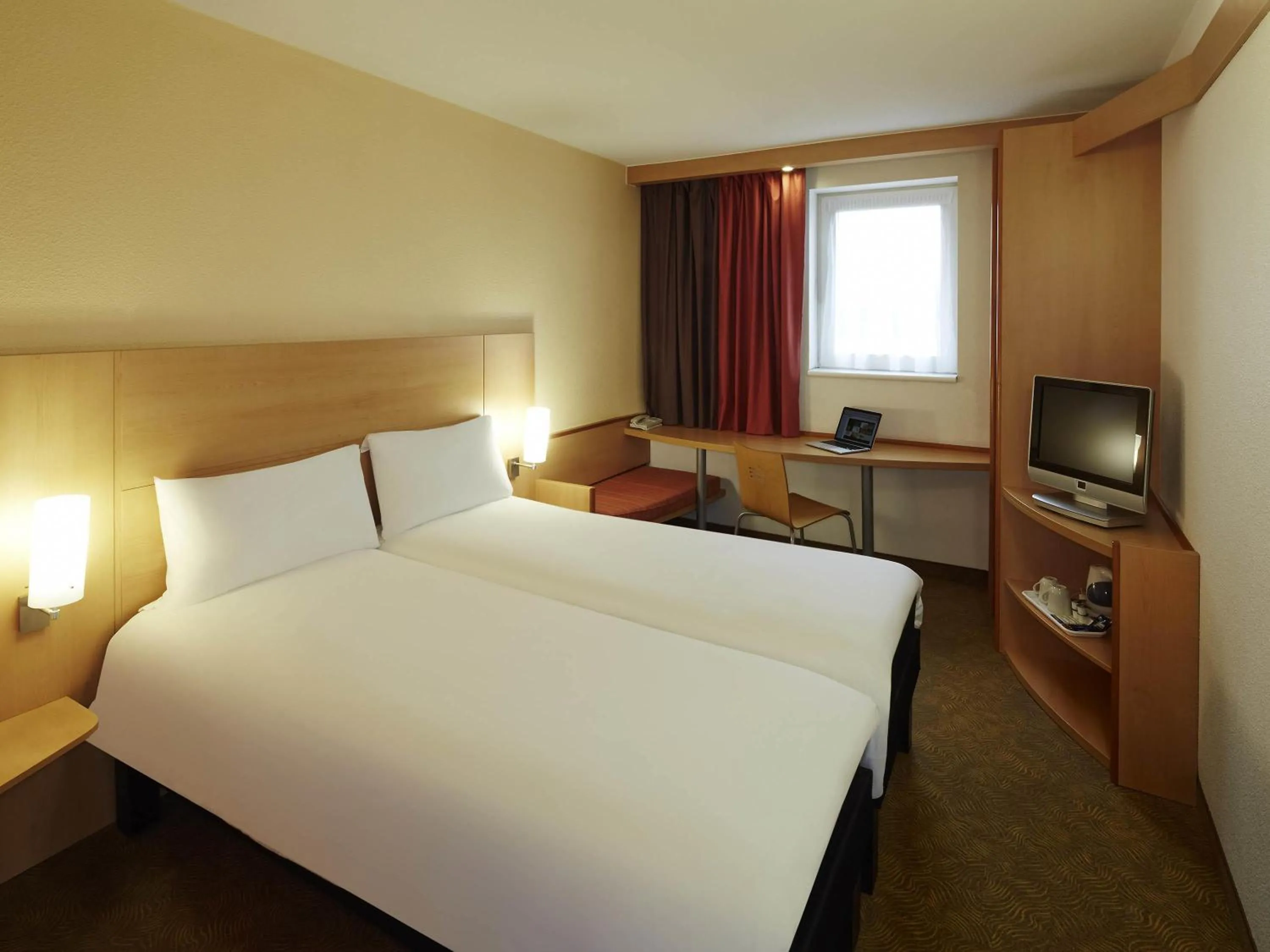 Bedroom, Bed in ibis Reading Centre