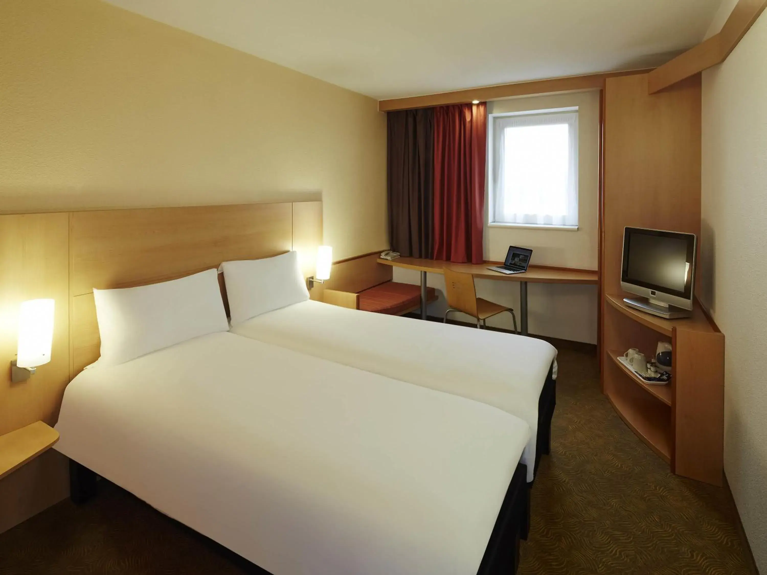 Twin Room in ibis Reading Centre Twin Room in ibis Reading Centre