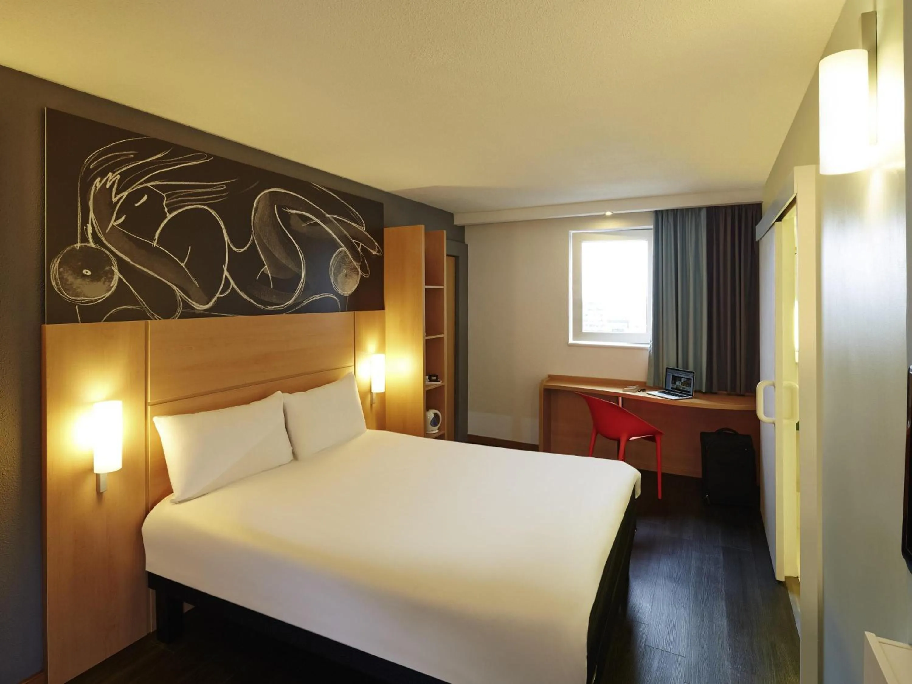 Bedroom, Bed in ibis Reading Centre