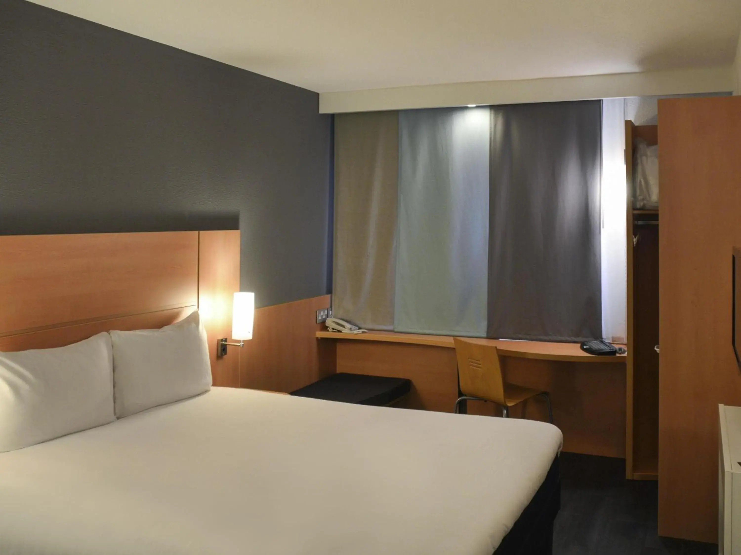 Bedroom, Bed in ibis Reading Centre Bedroom, Bed in ibis Reading Centre