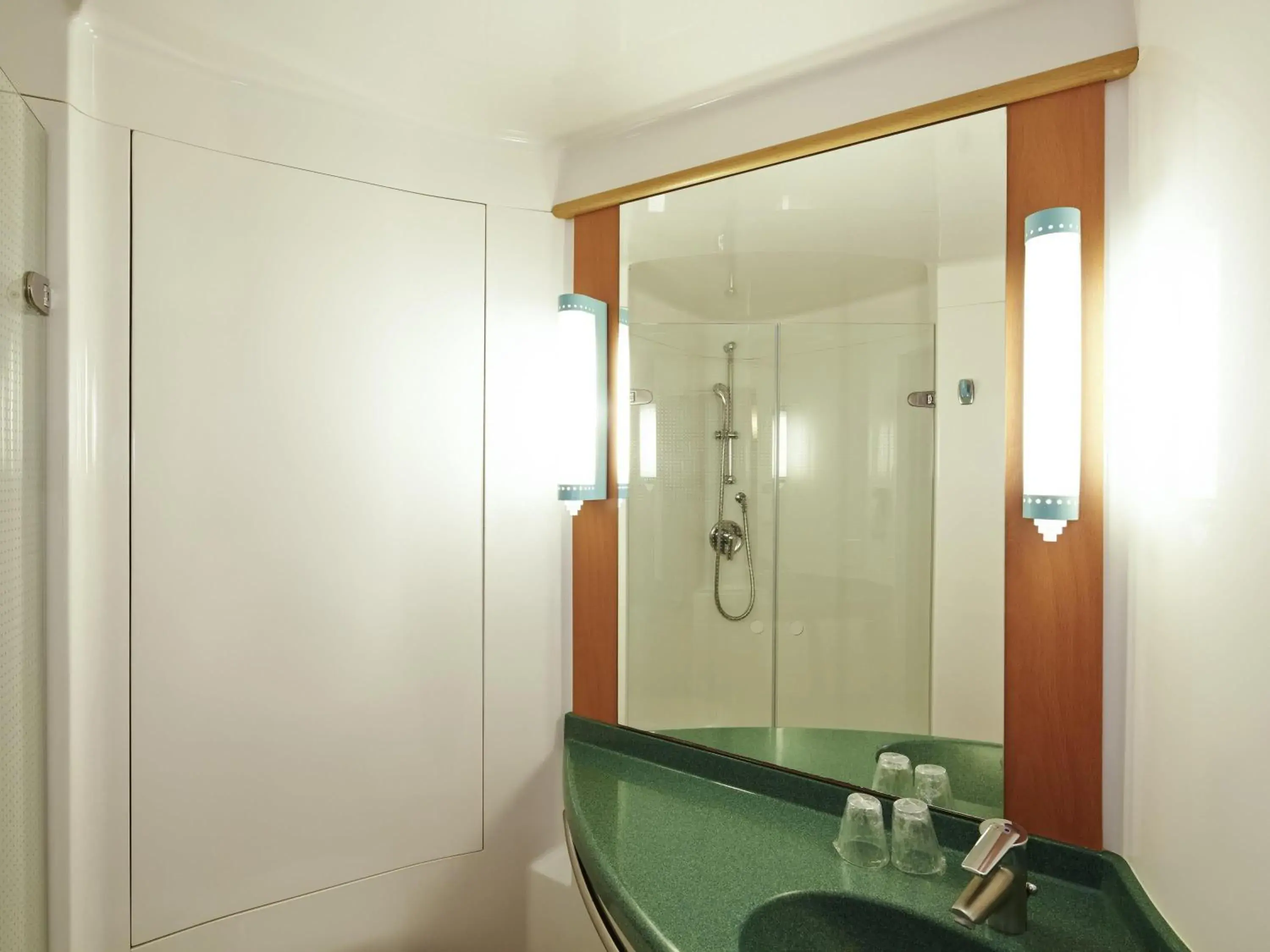 Bedroom in ibis Reading Centre Bedroom in ibis Reading Centre