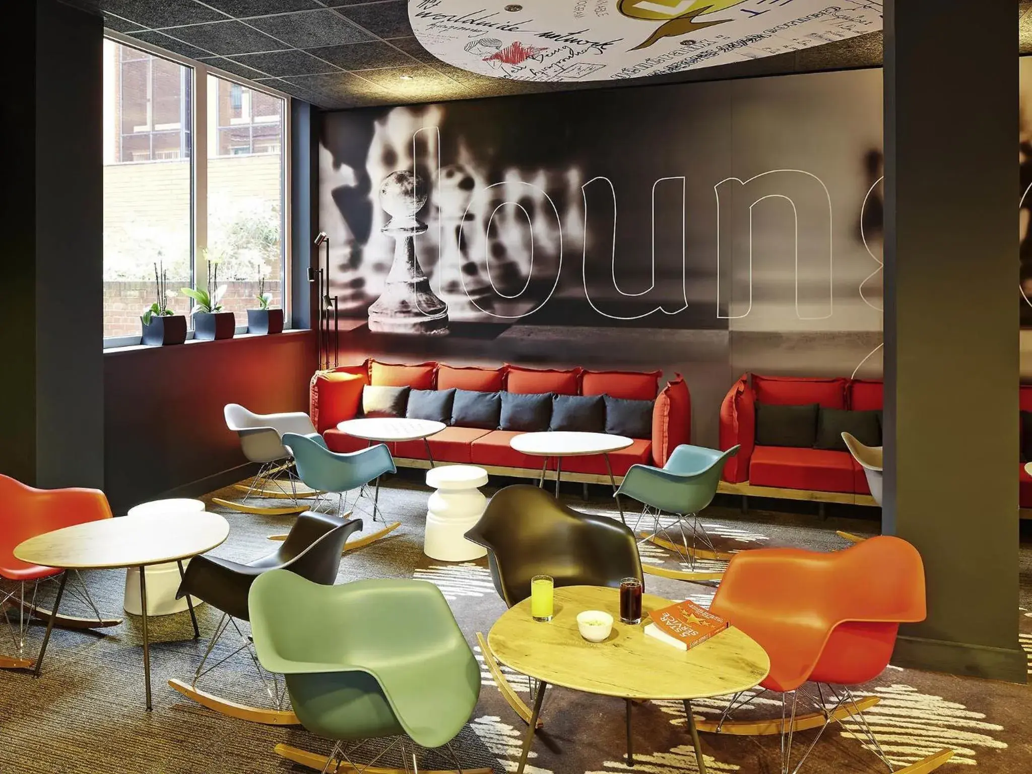 Lounge or bar in ibis Reading Centre Lounge or bar in ibis Reading Centre