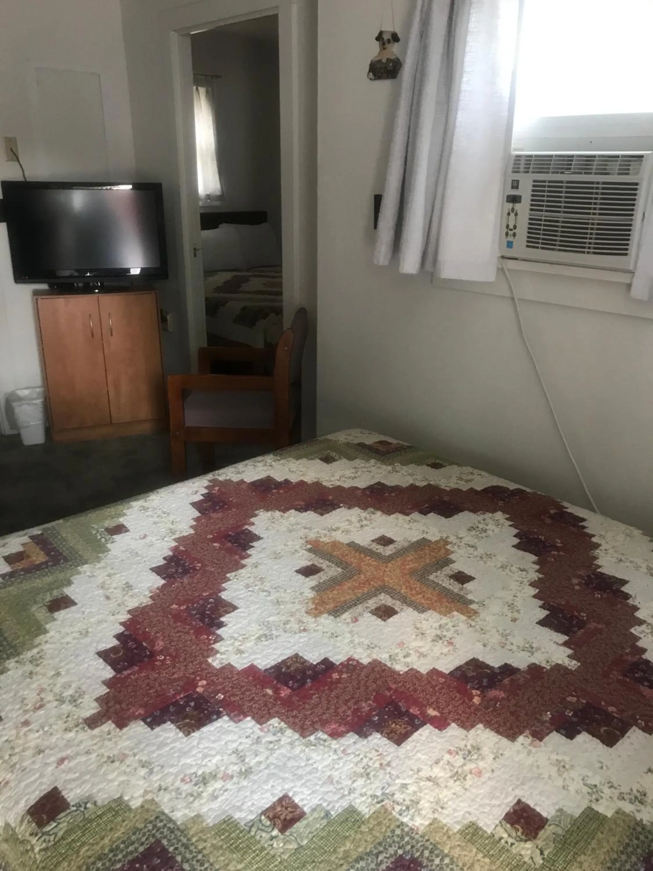 Photo of the whole room, Bed in Chalet Motel