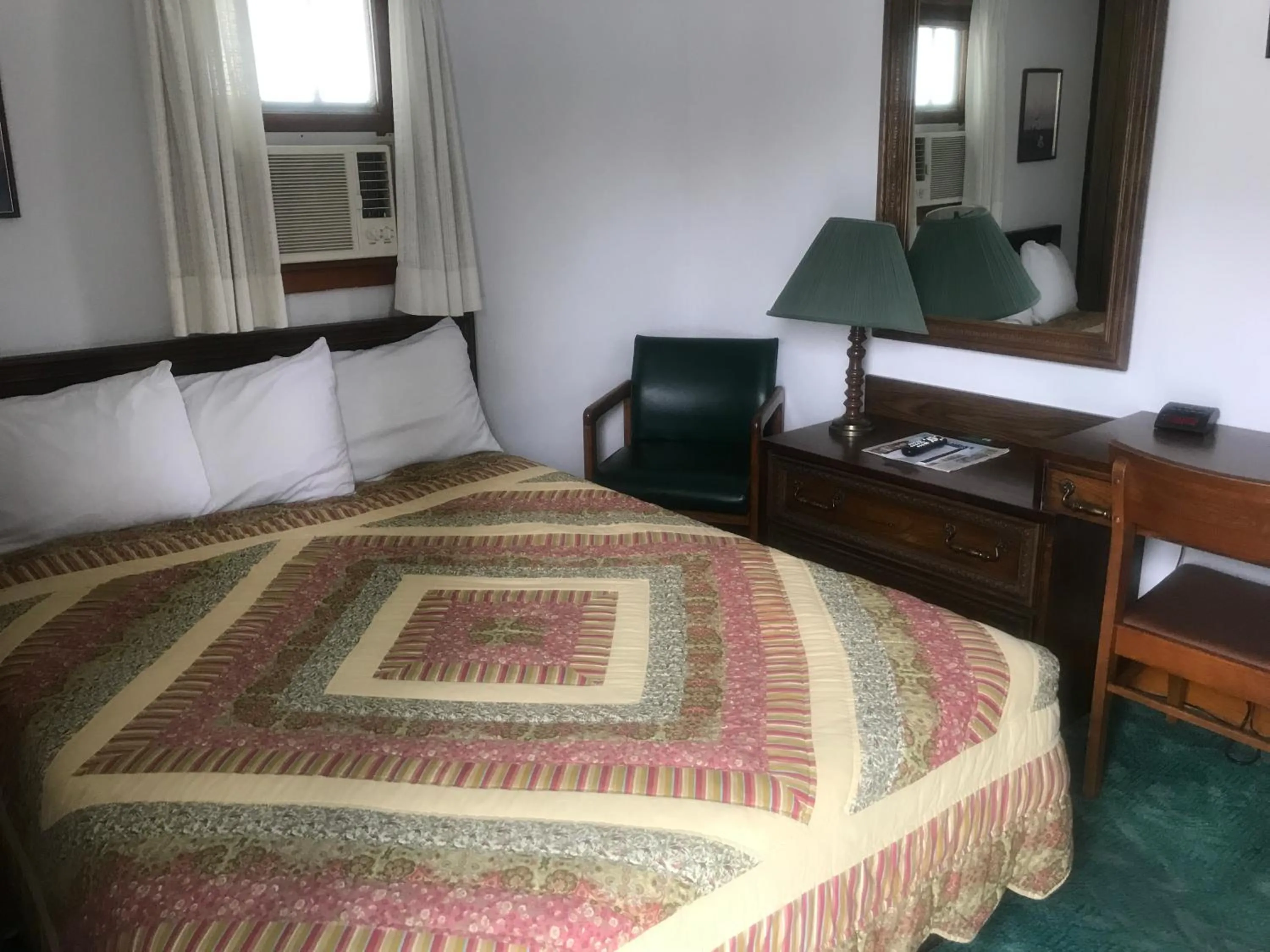 Photo of the whole room, Bed in Chalet Motel