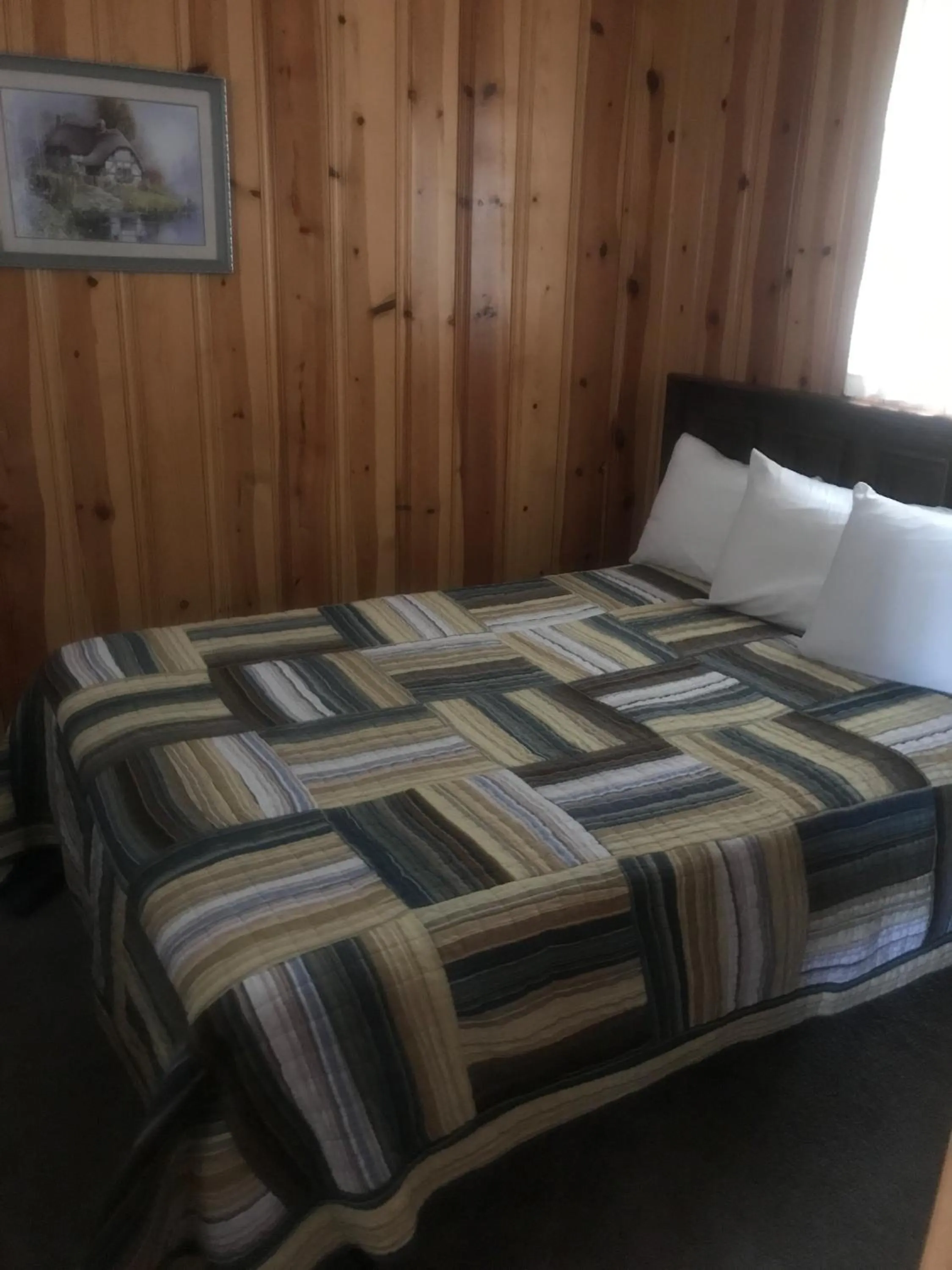 Bedroom, Bed in Chalet Motel