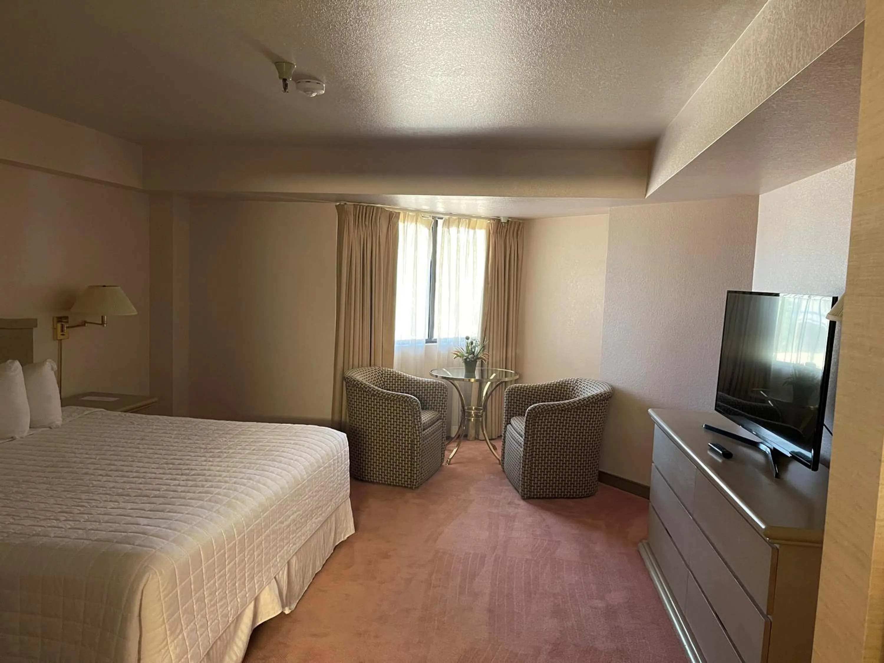 Communal lounge/ TV room, Bed in Ramada by Wyndham Viscount Suites Tucson East