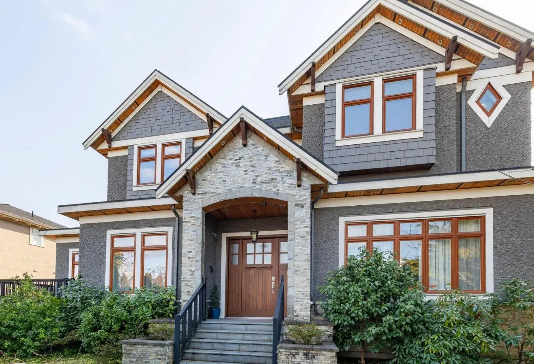 Property building in Vancouver West Cozy Retreat by Host Launch Property building in Vancouver West Cozy Retreat by Host Launch