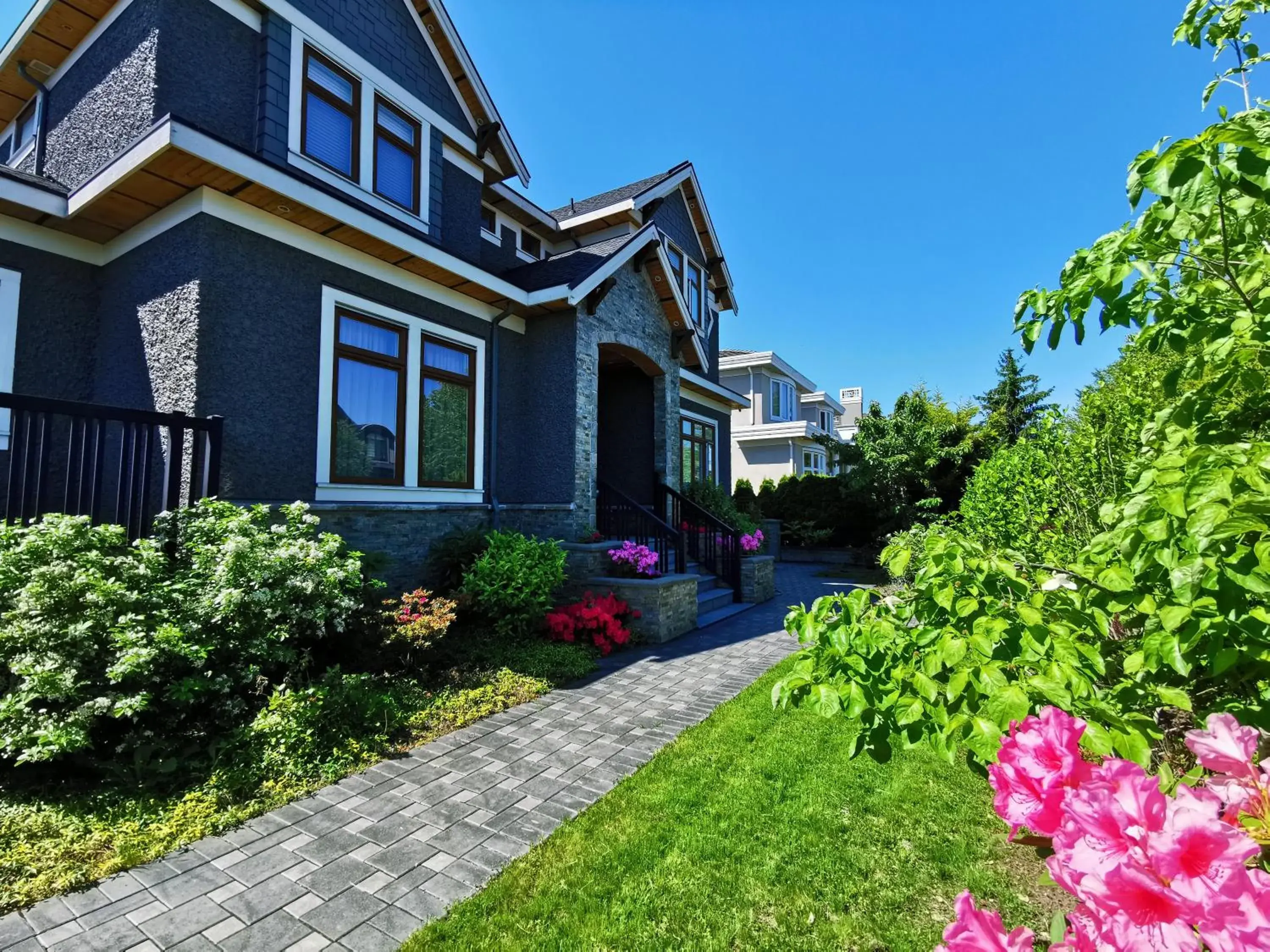 Property building in Vancouver West Cozy Retreat by Host Launch Property building in Vancouver West Cozy Retreat by Host Launch