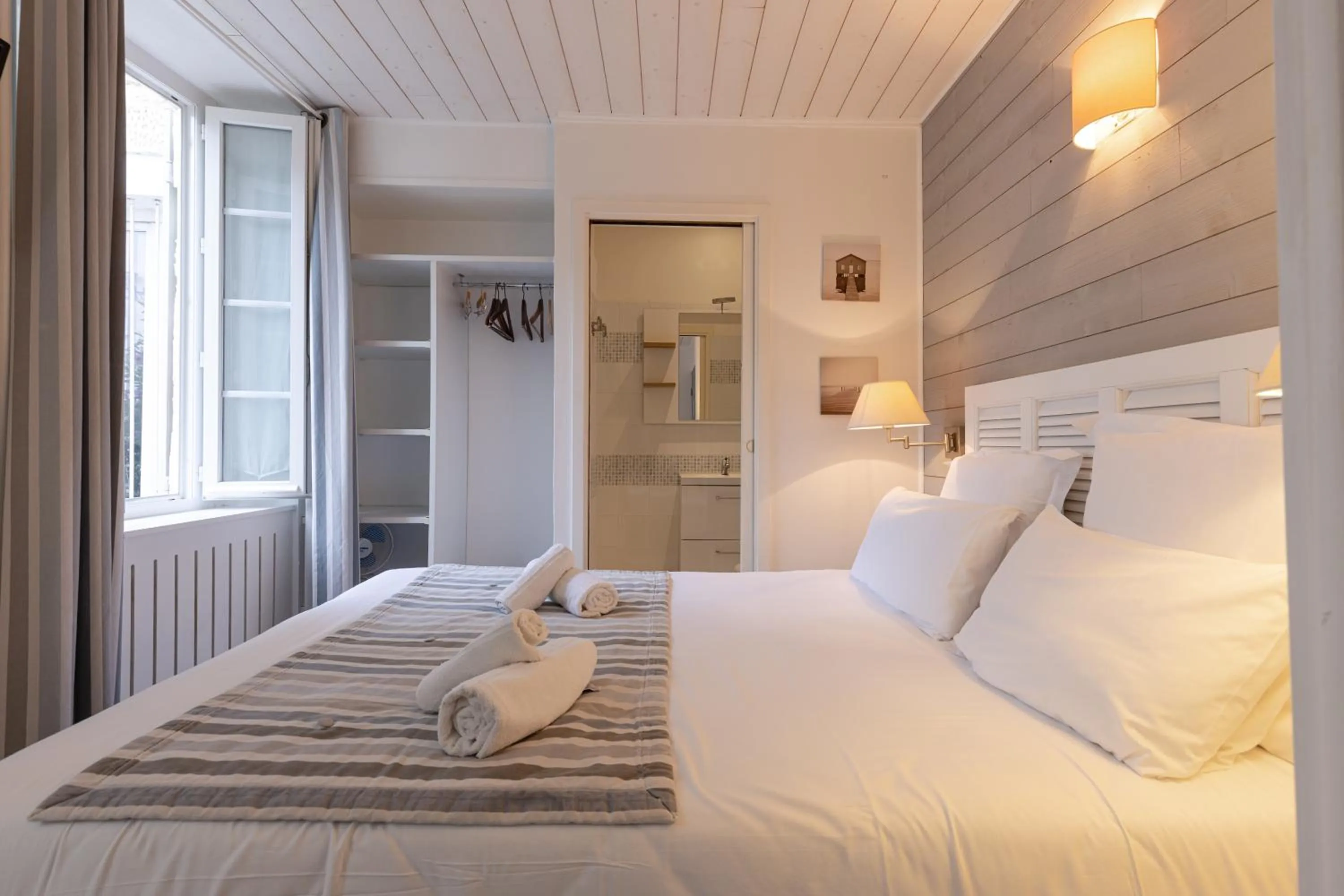 Bedroom, Bed in Hôtel Le Square