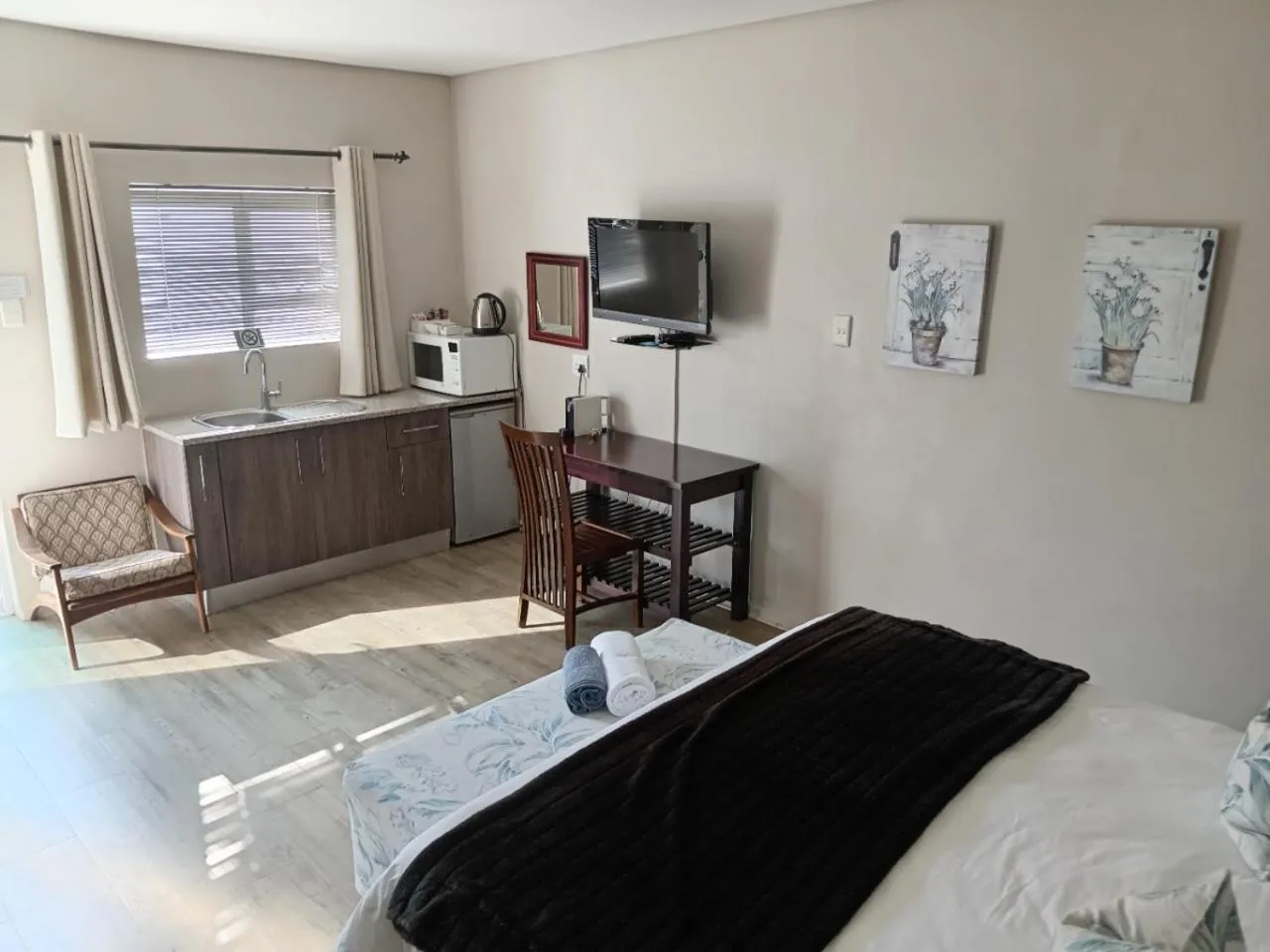 Kitchen or kitchenette, Bed in Urban Manor