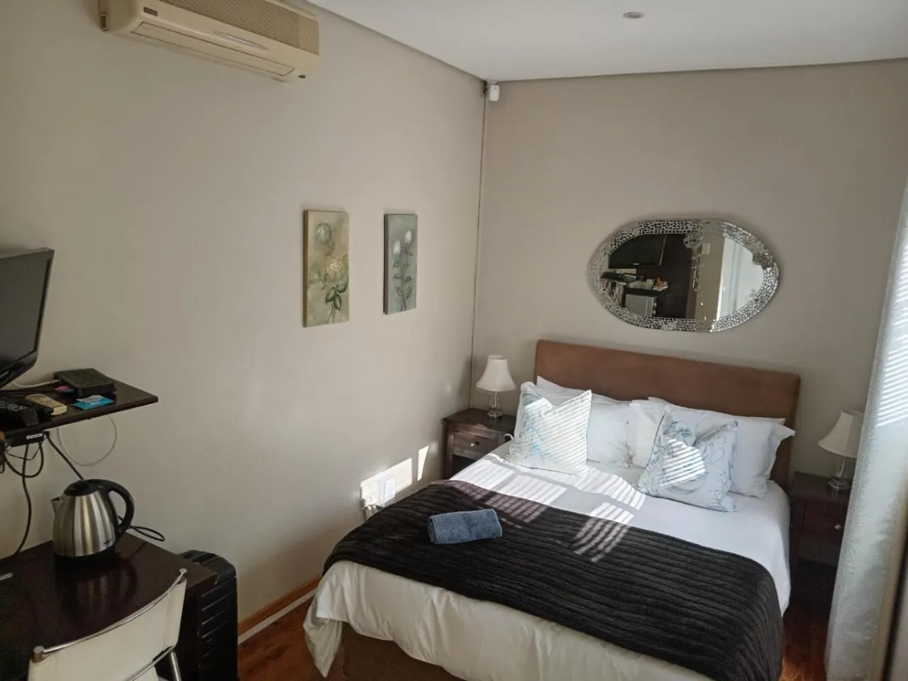 Bedroom, Bed in Urban Manor