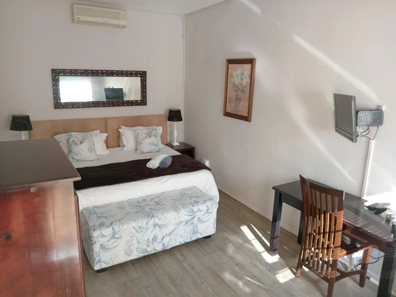 Bedroom, Bed in Urban Manor