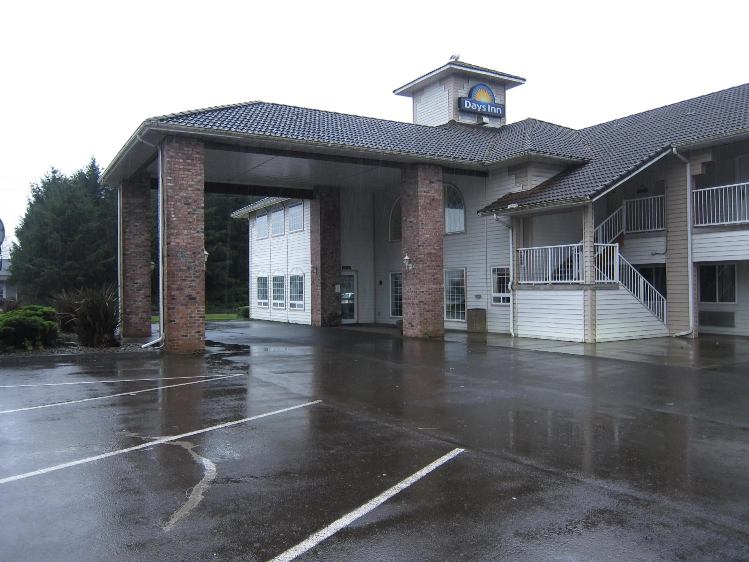 Property building in Days Inn by Wyndham Ocean Shores