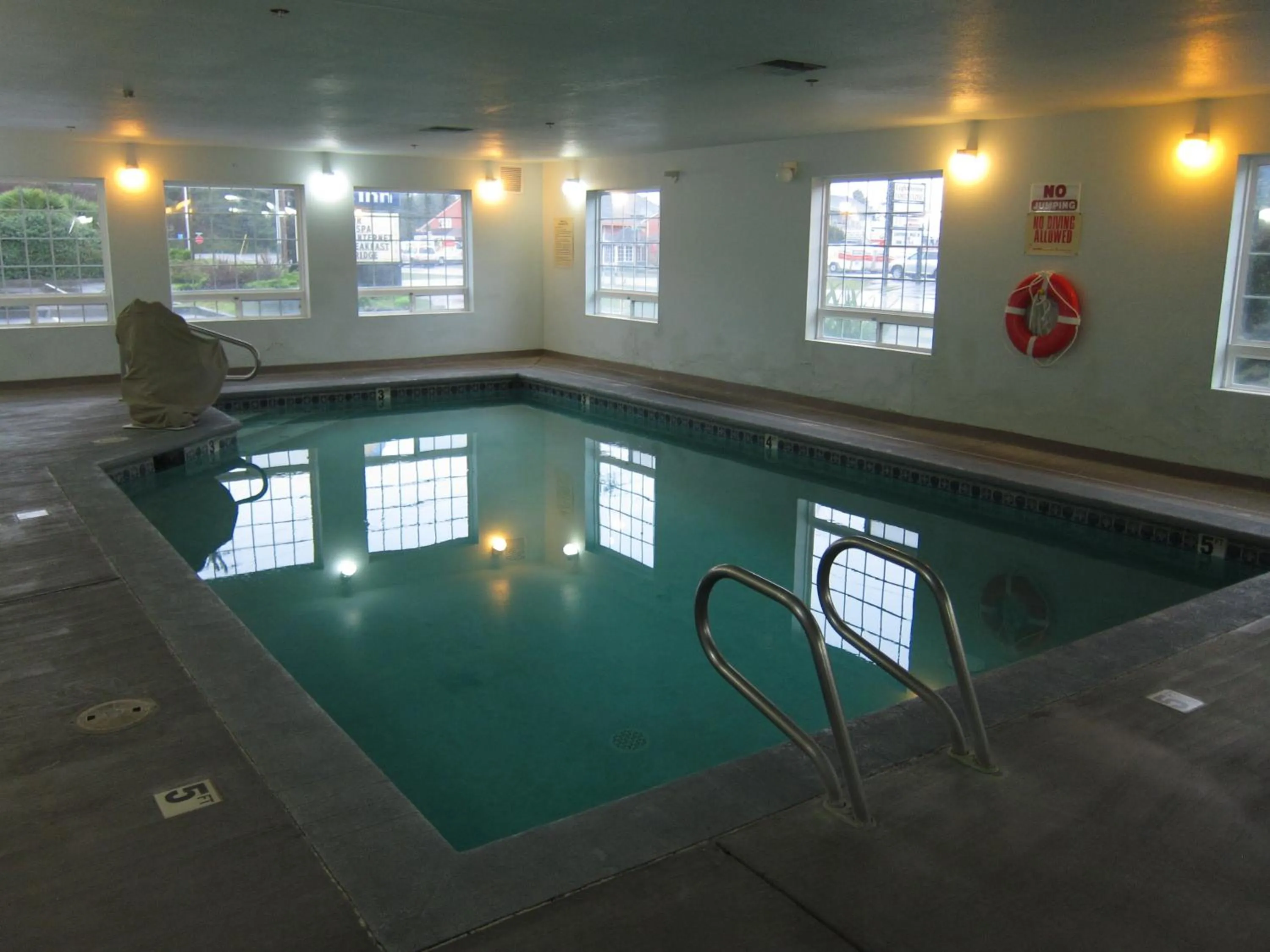 Swimming pool in Days Inn by Wyndham Ocean Shores