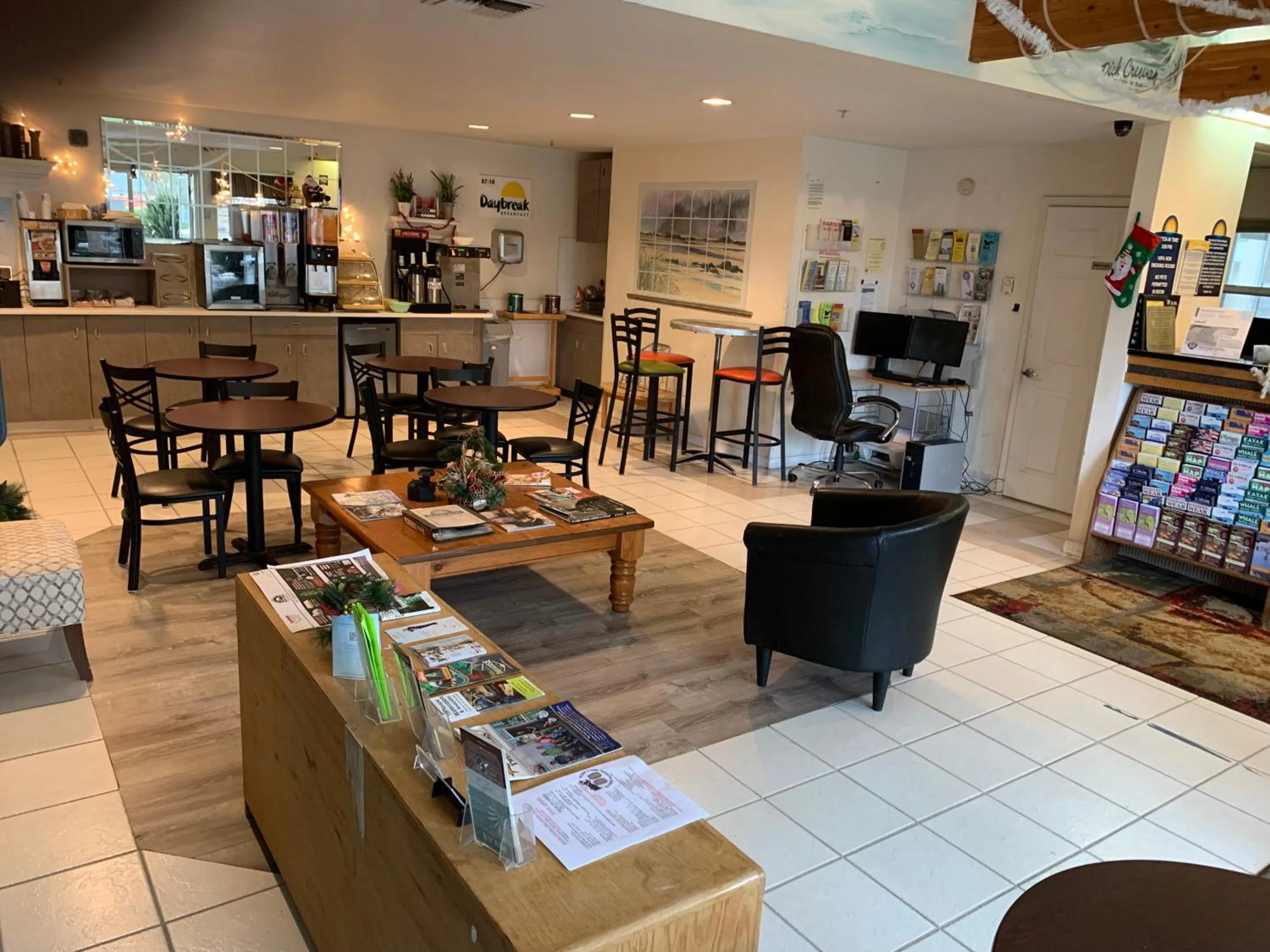 Lobby or reception in Days Inn by Wyndham Ocean Shores