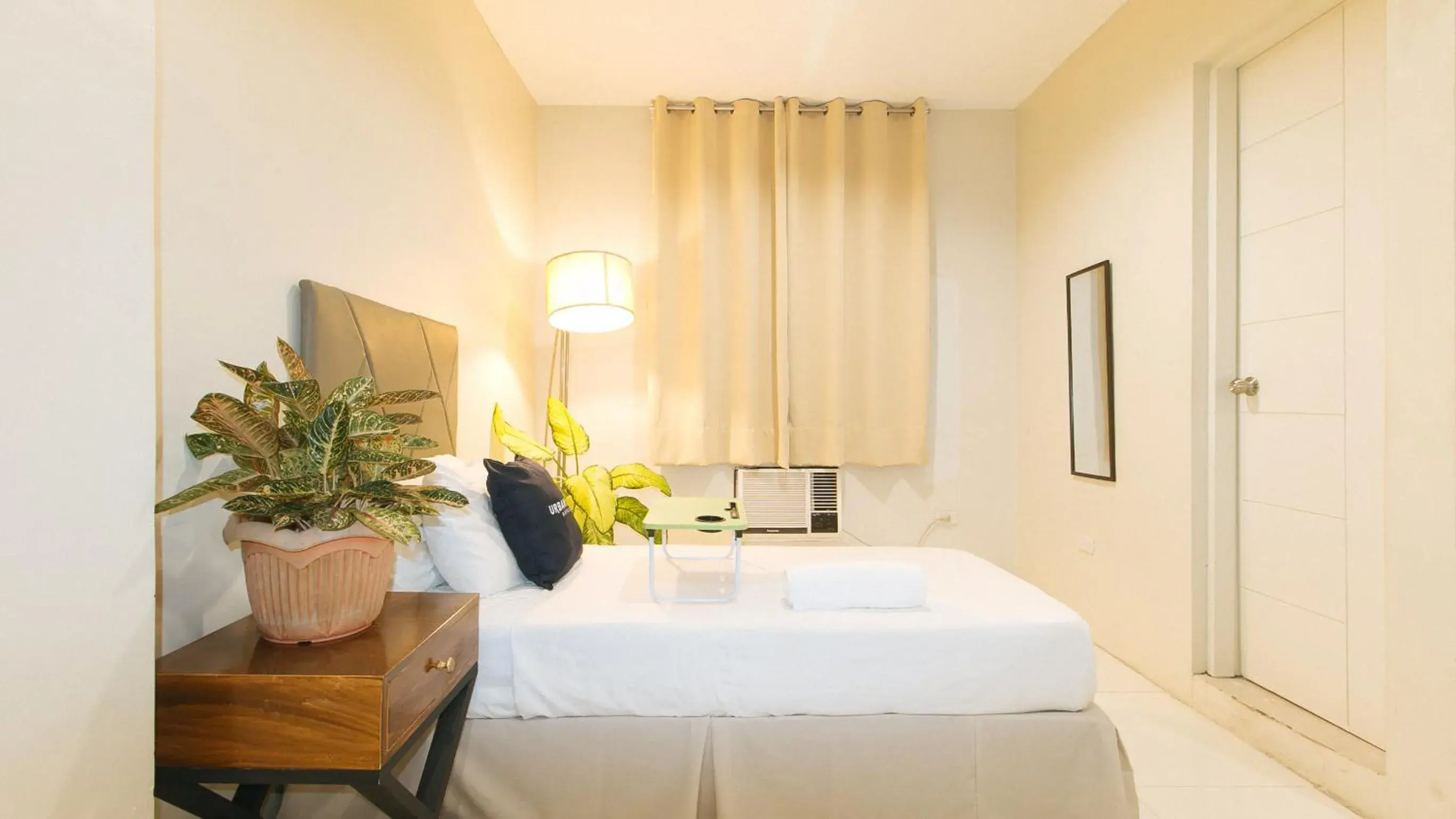 Bedroom, Bed in UrbanView at Lacson Street Bacolod City by RedDoorz Bedroom, Bed in UrbanView at Lacson Street Bacolod City by RedDoorz