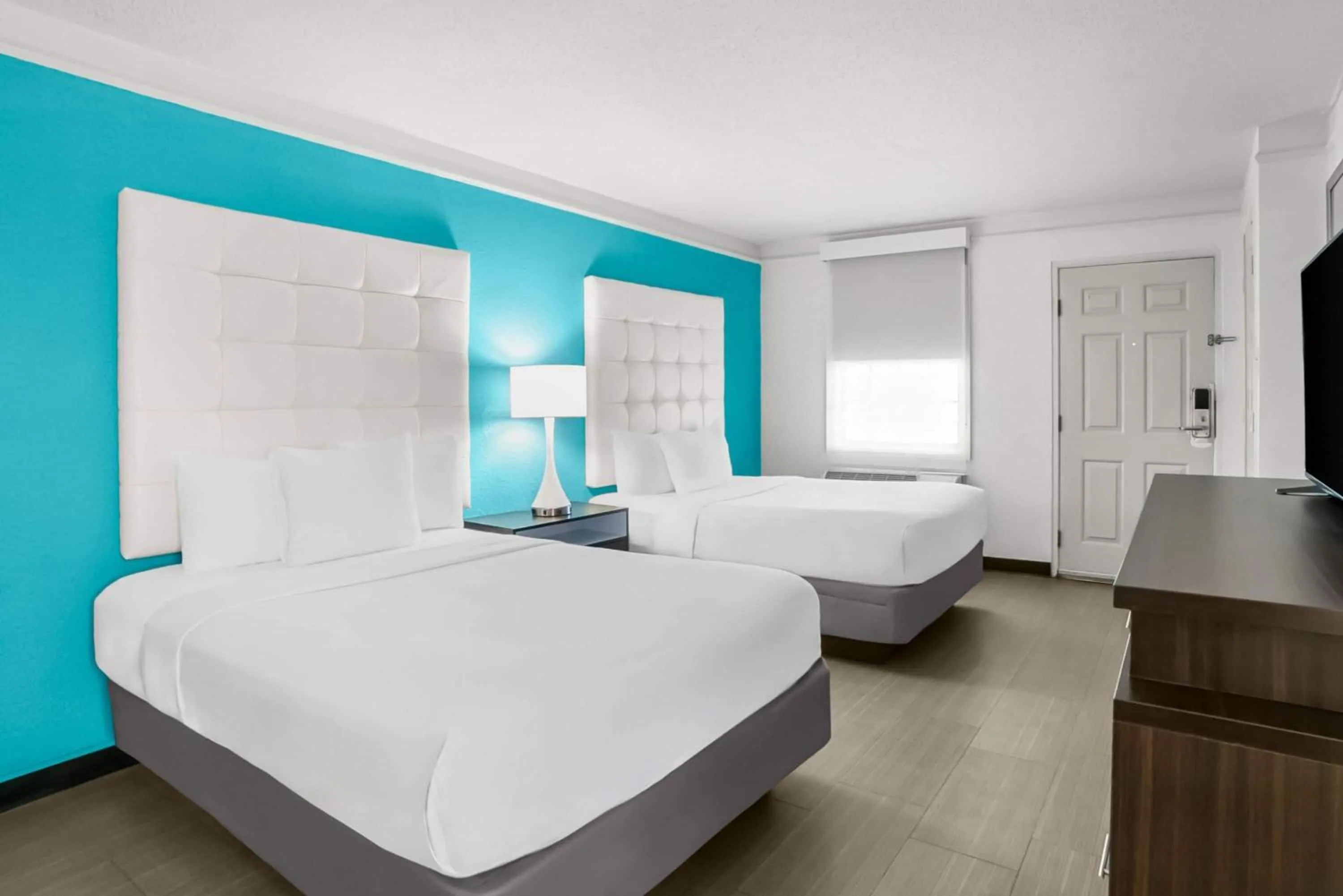 Bed in Howard Johnson by Wyndham Columbus Fort Moore