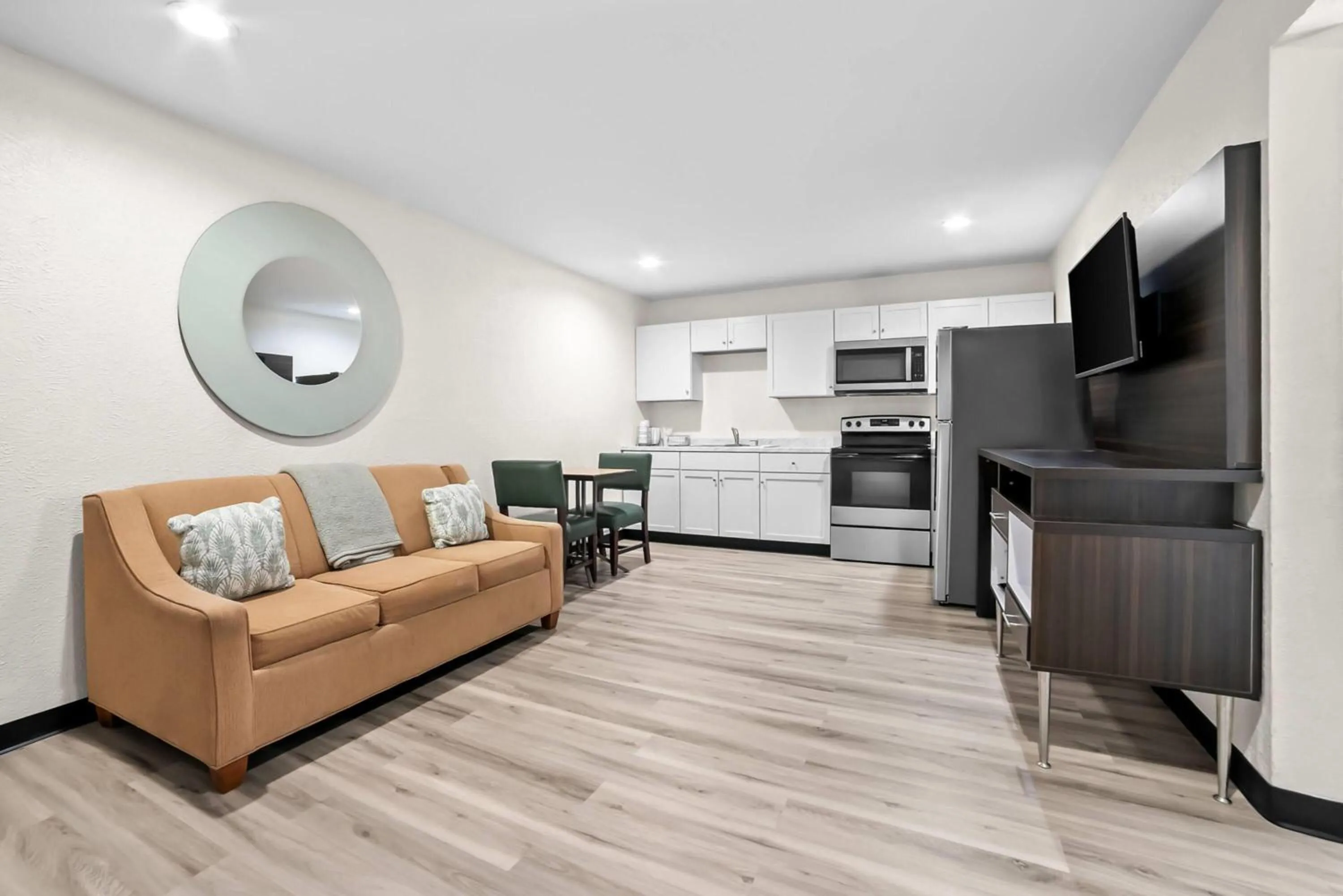 Kitchen or kitchenette in Howard Johnson by Wyndham Columbus Fort Moore