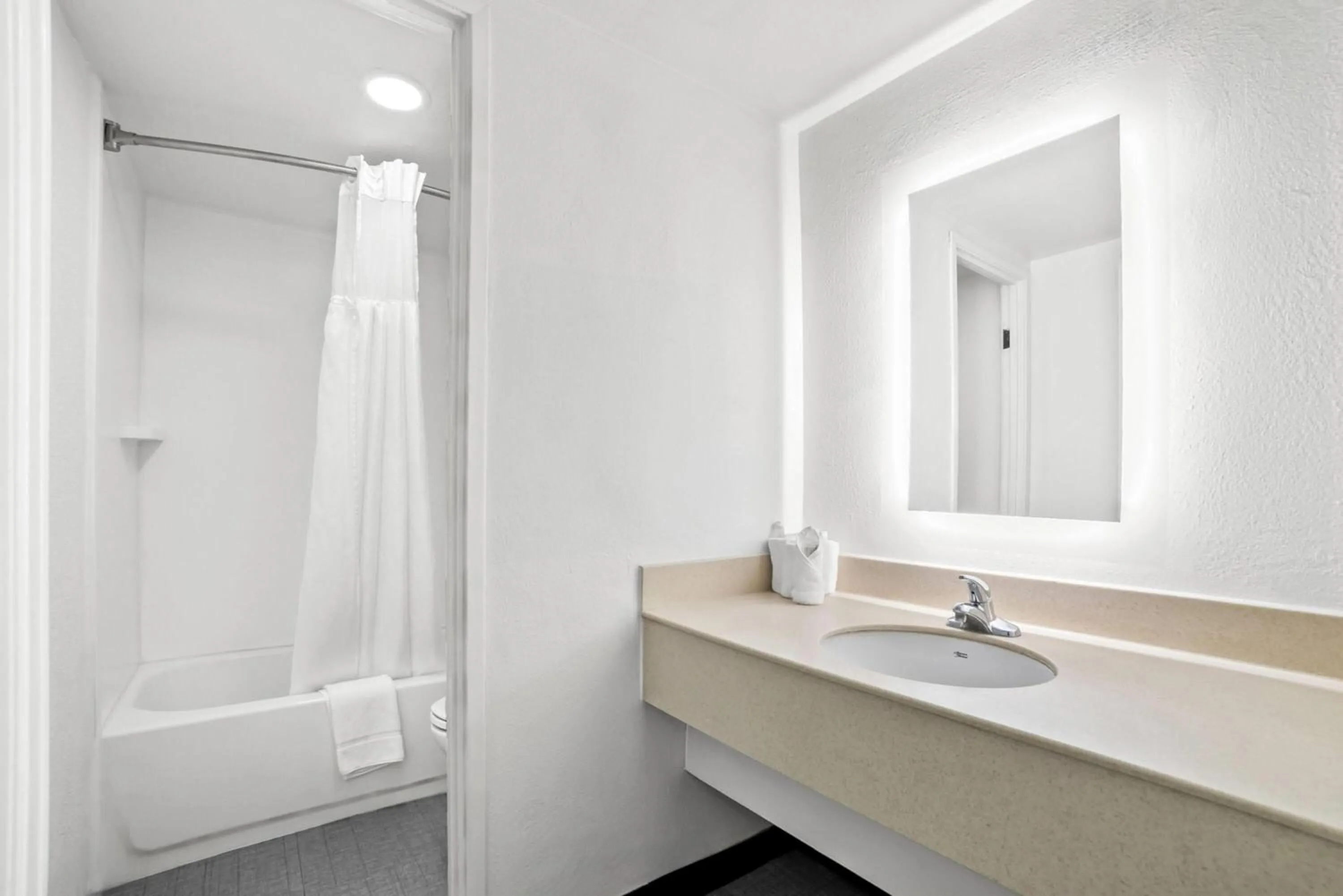 Bathroom in Howard Johnson by Wyndham Columbus Fort Moore